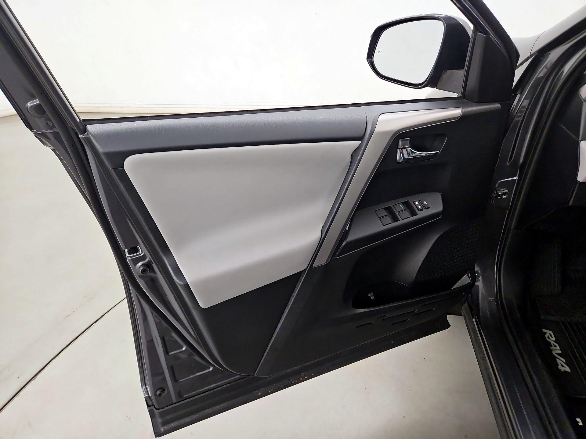 Thumbnail: 2017 Toyota RAV4 - 12
