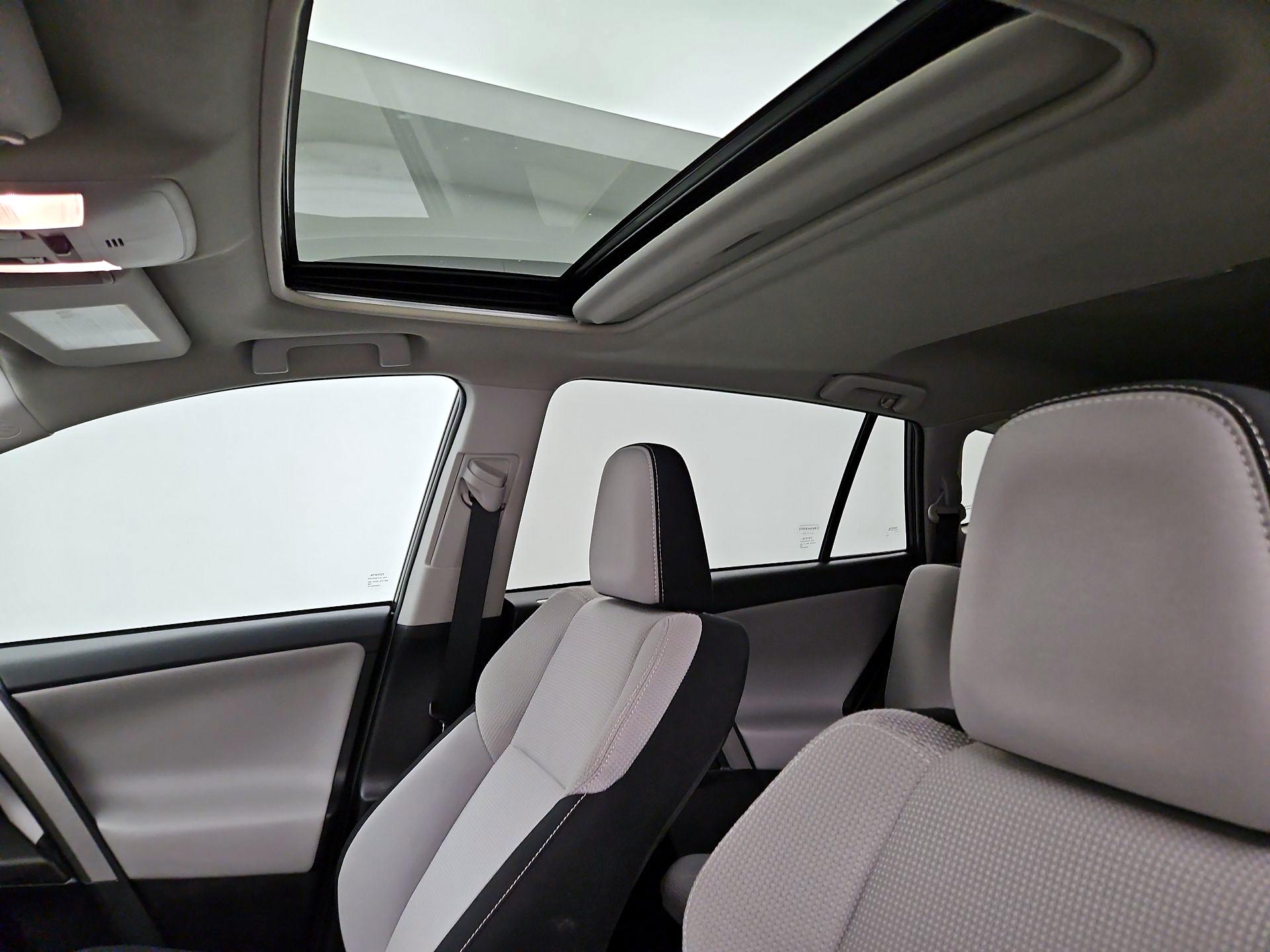 Thumbnail: 2017 Toyota RAV4 - 20