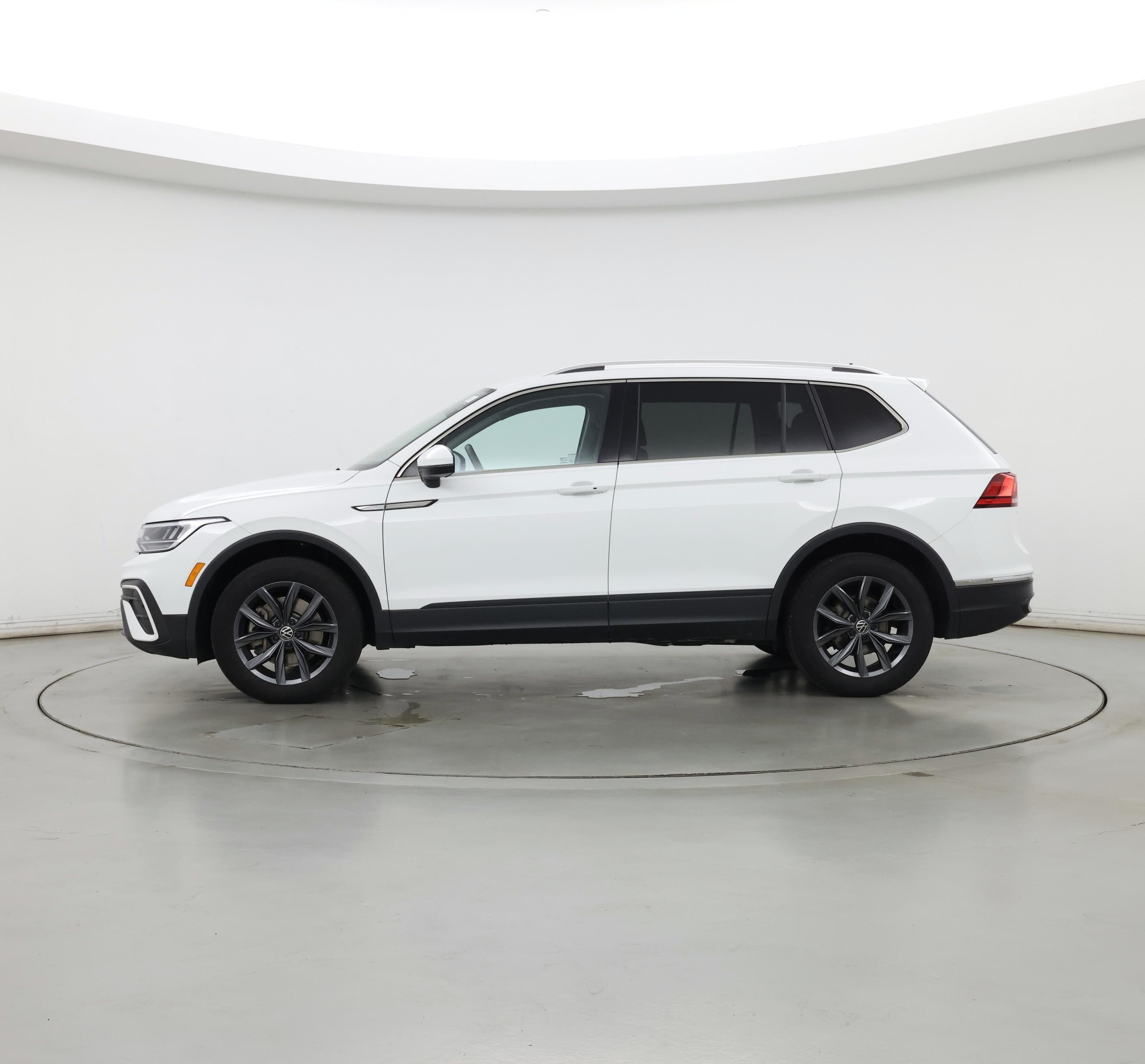 Thumbnail: 2022 Volkswagen Tiguan - 3