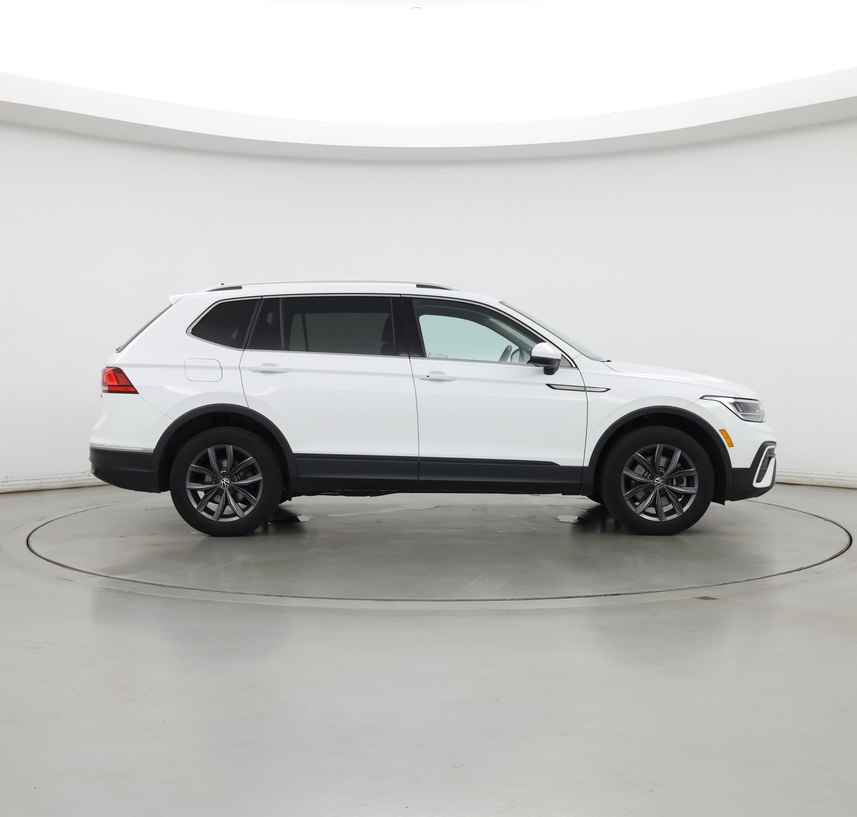 Thumbnail: 2022 Volkswagen Tiguan - 7