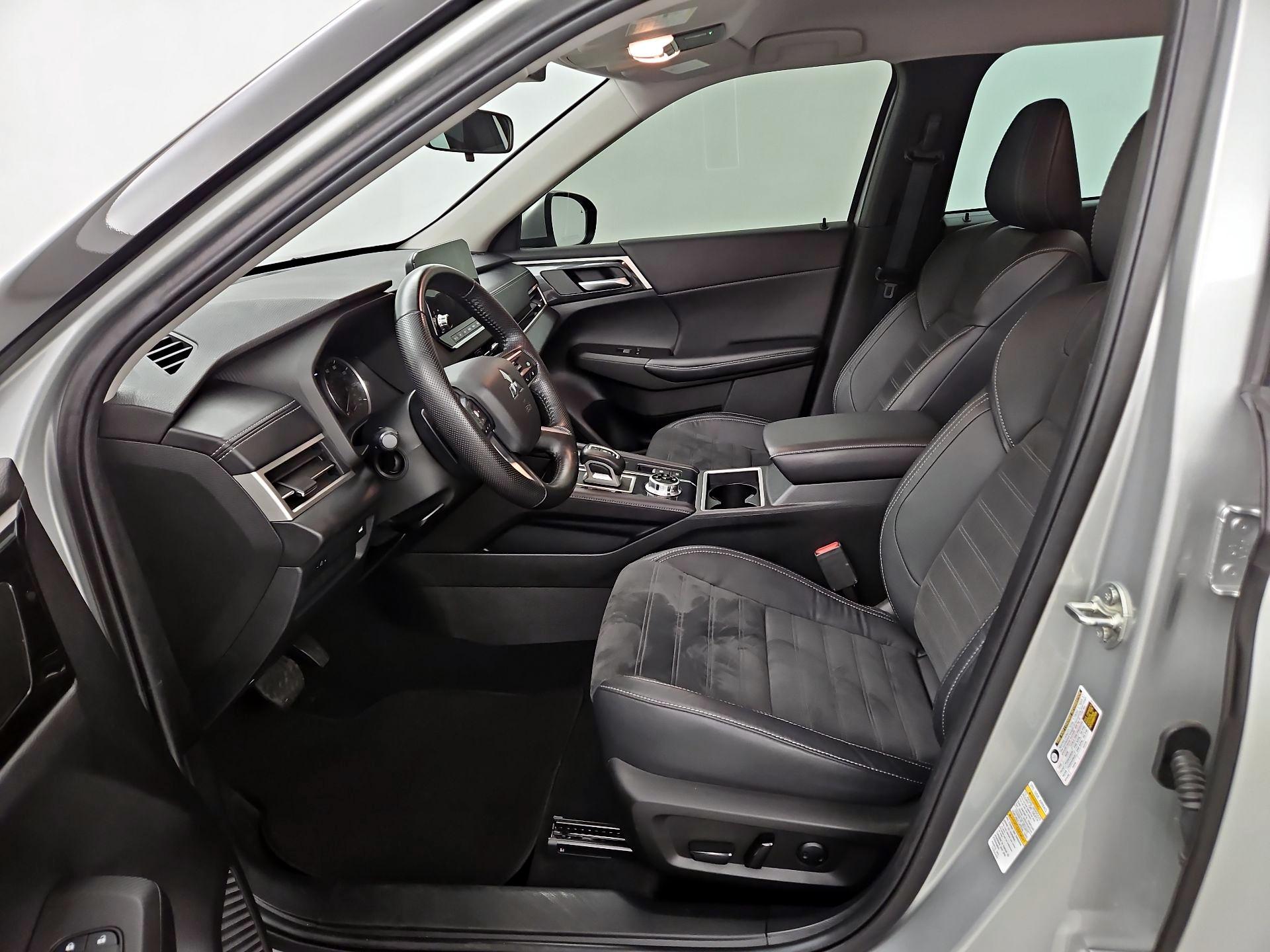 Thumbnail: 2022 Mitsubishi Outlander - 11