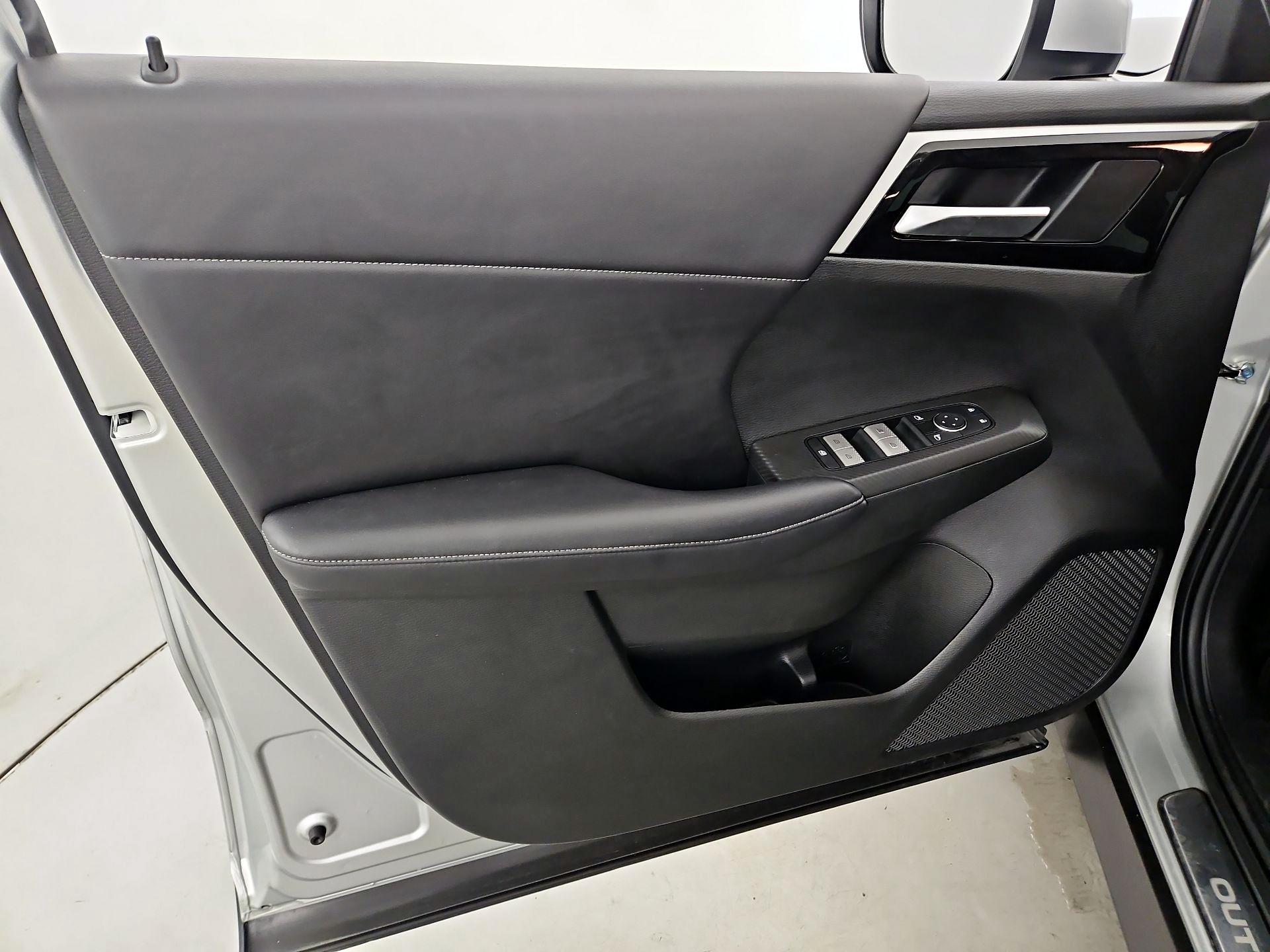 Thumbnail: 2022 Mitsubishi Outlander - 12