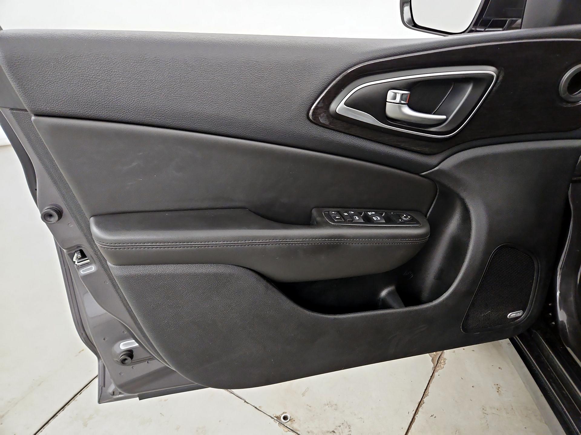 Thumbnail: 2016 Chrysler 200 - 12