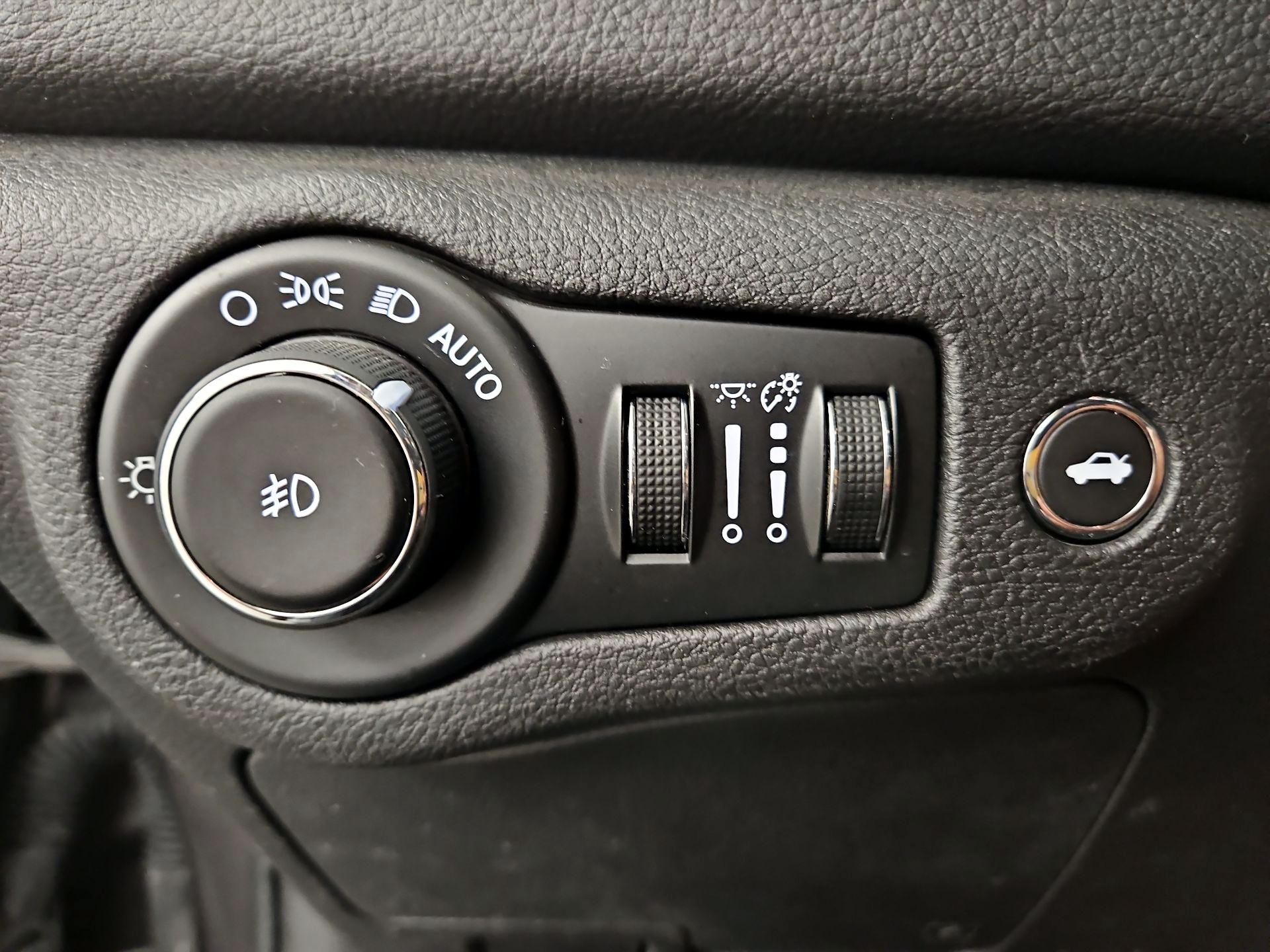Thumbnail: 2016 Chrysler 200 - 13