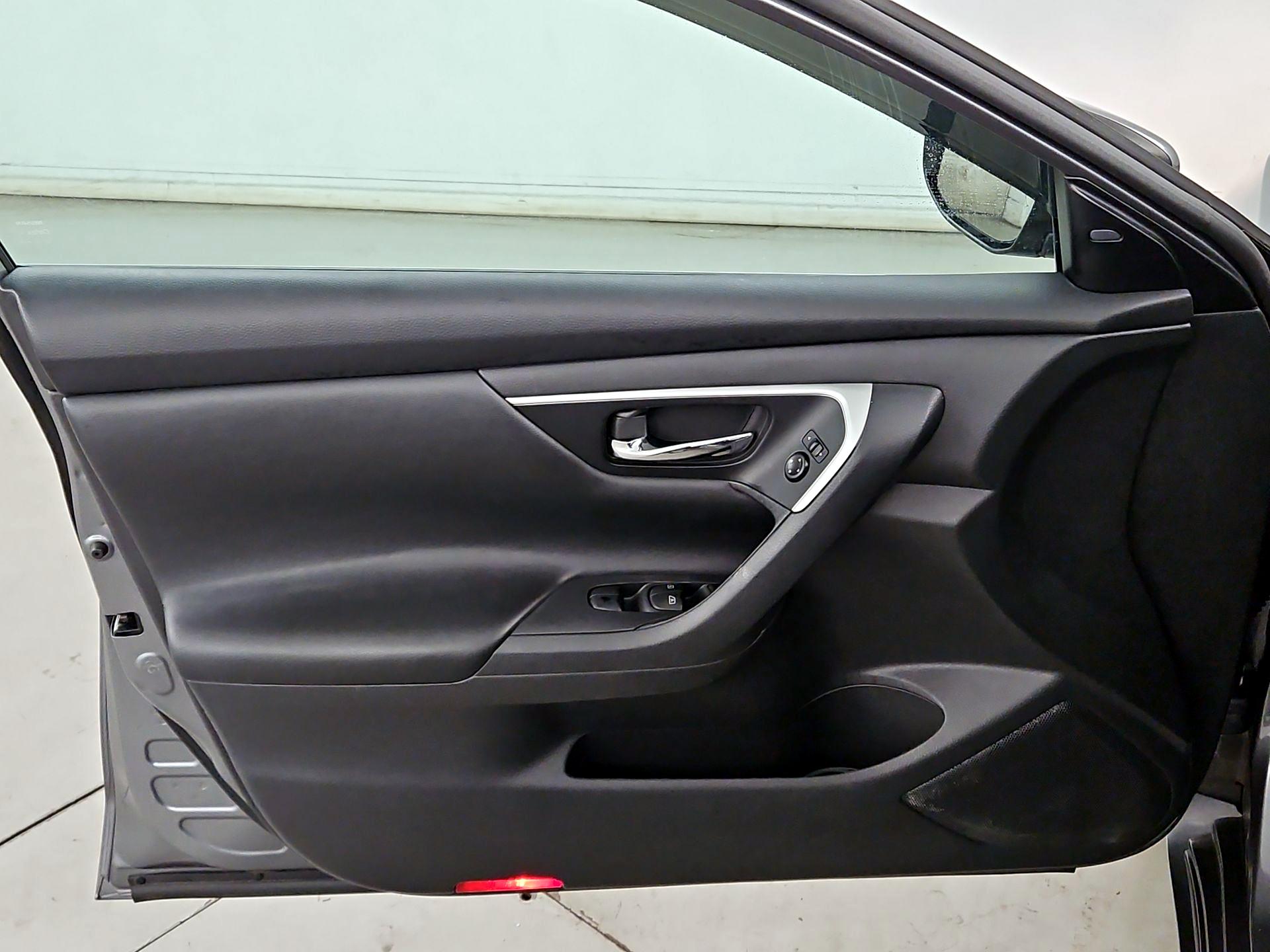 Thumbnail: 2016 Nissan Altima - 12