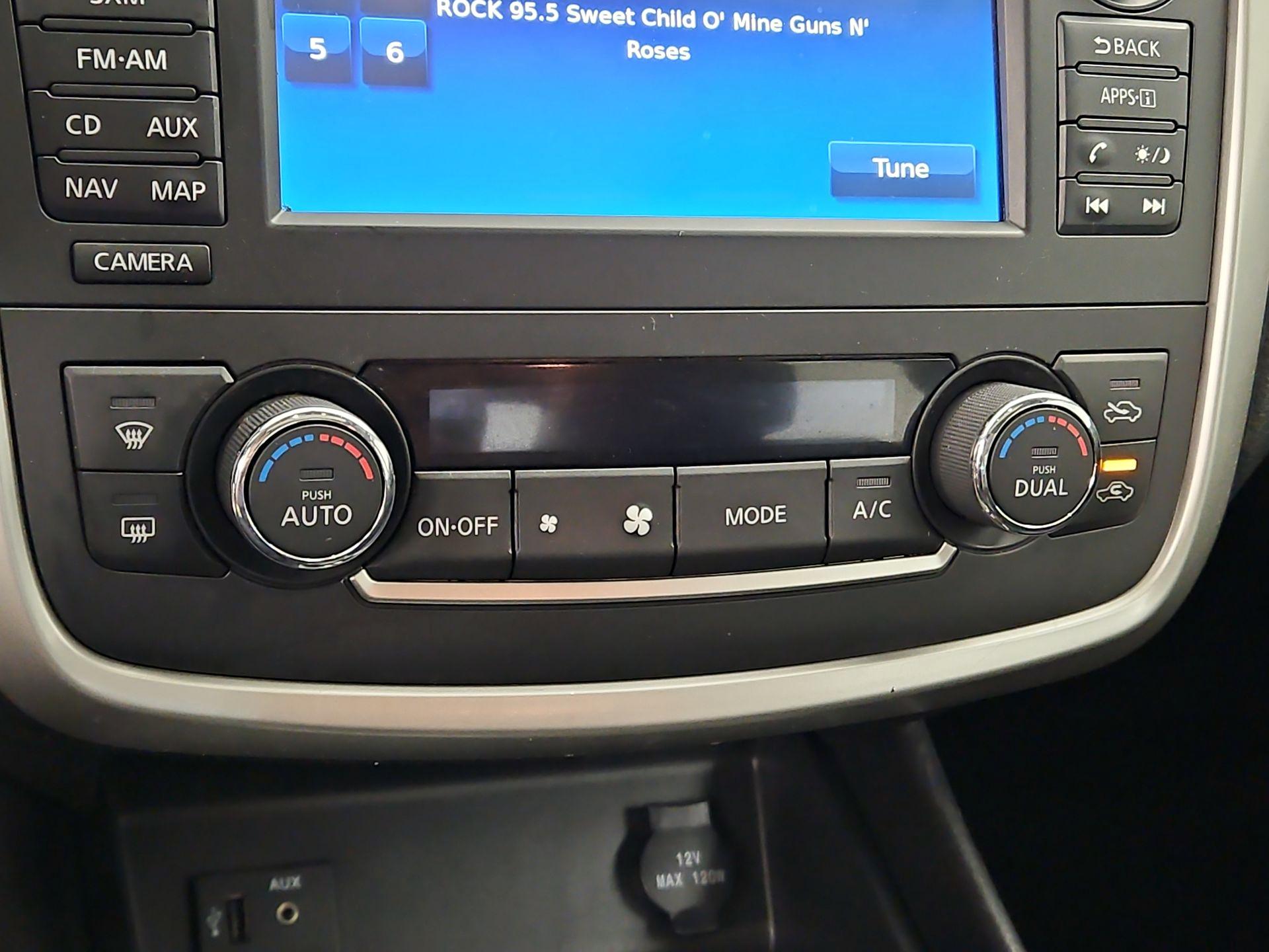 Thumbnail: 2016 Nissan Altima - 17