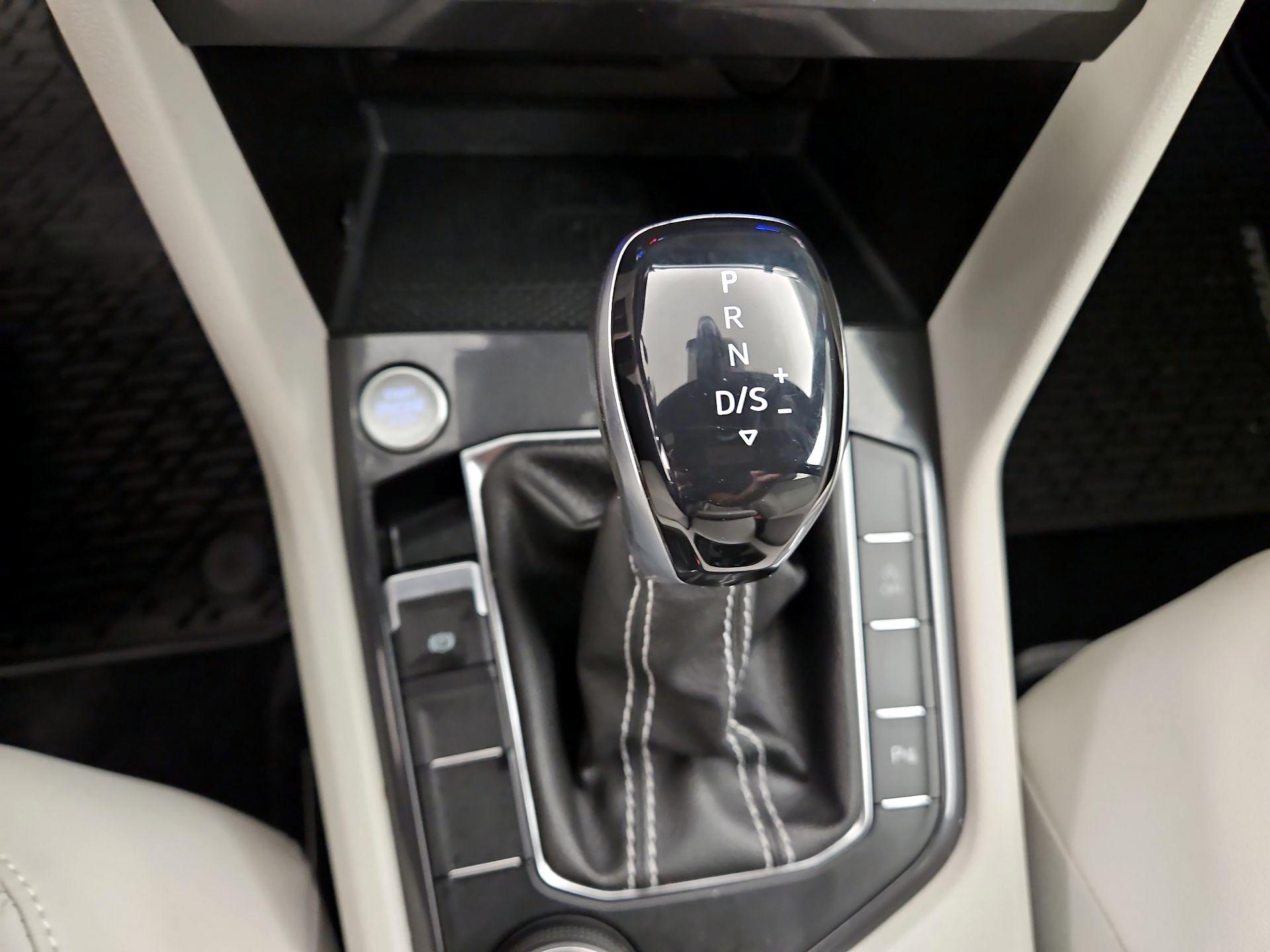 Thumbnail: 2022 Volkswagen Tiguan - 17