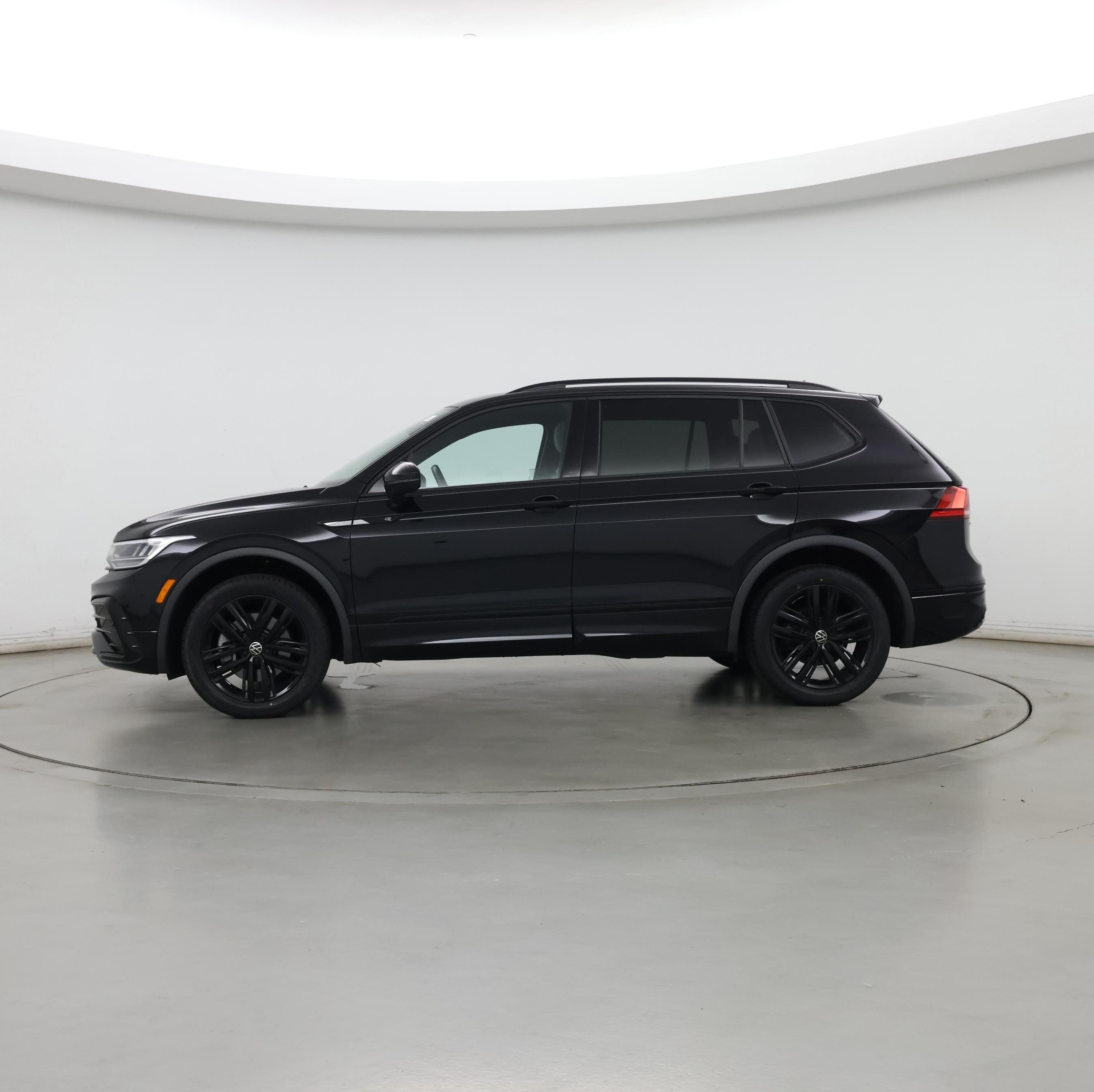 Thumbnail: 2022 Volkswagen Tiguan - 3