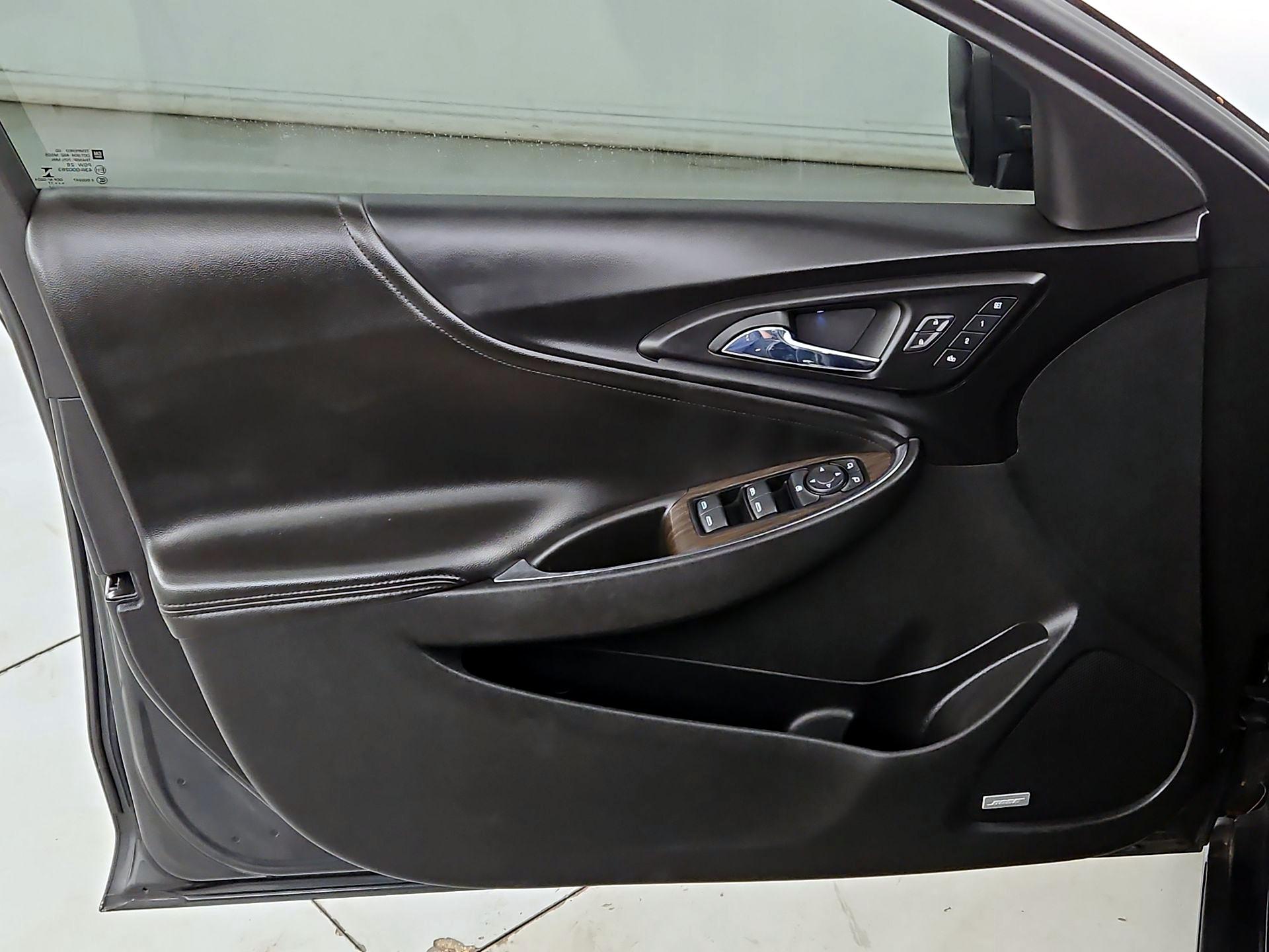 Thumbnail: 2017 Chevrolet Malibu - 12