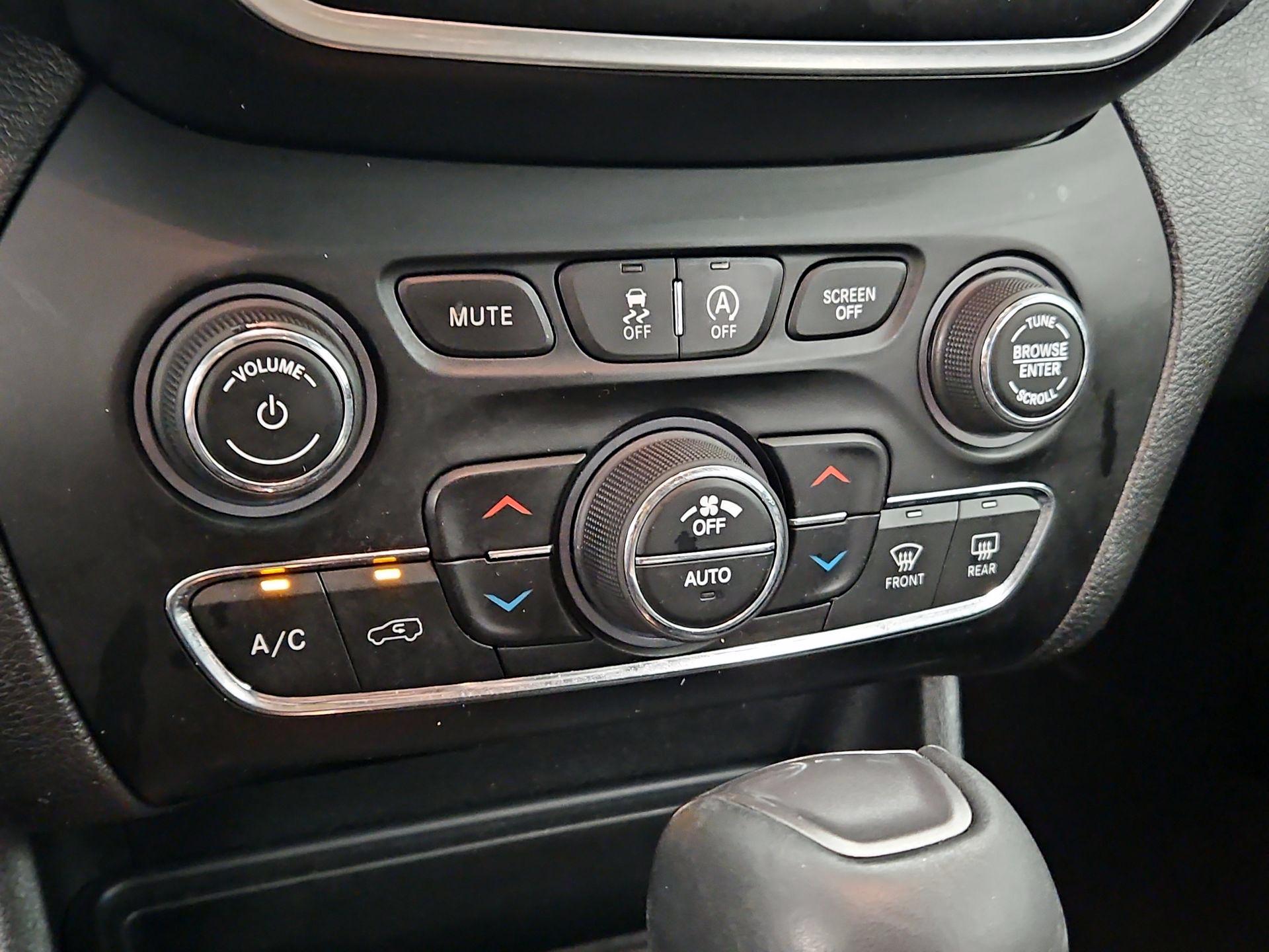 Thumbnail: 2021 Jeep Cherokee - 16