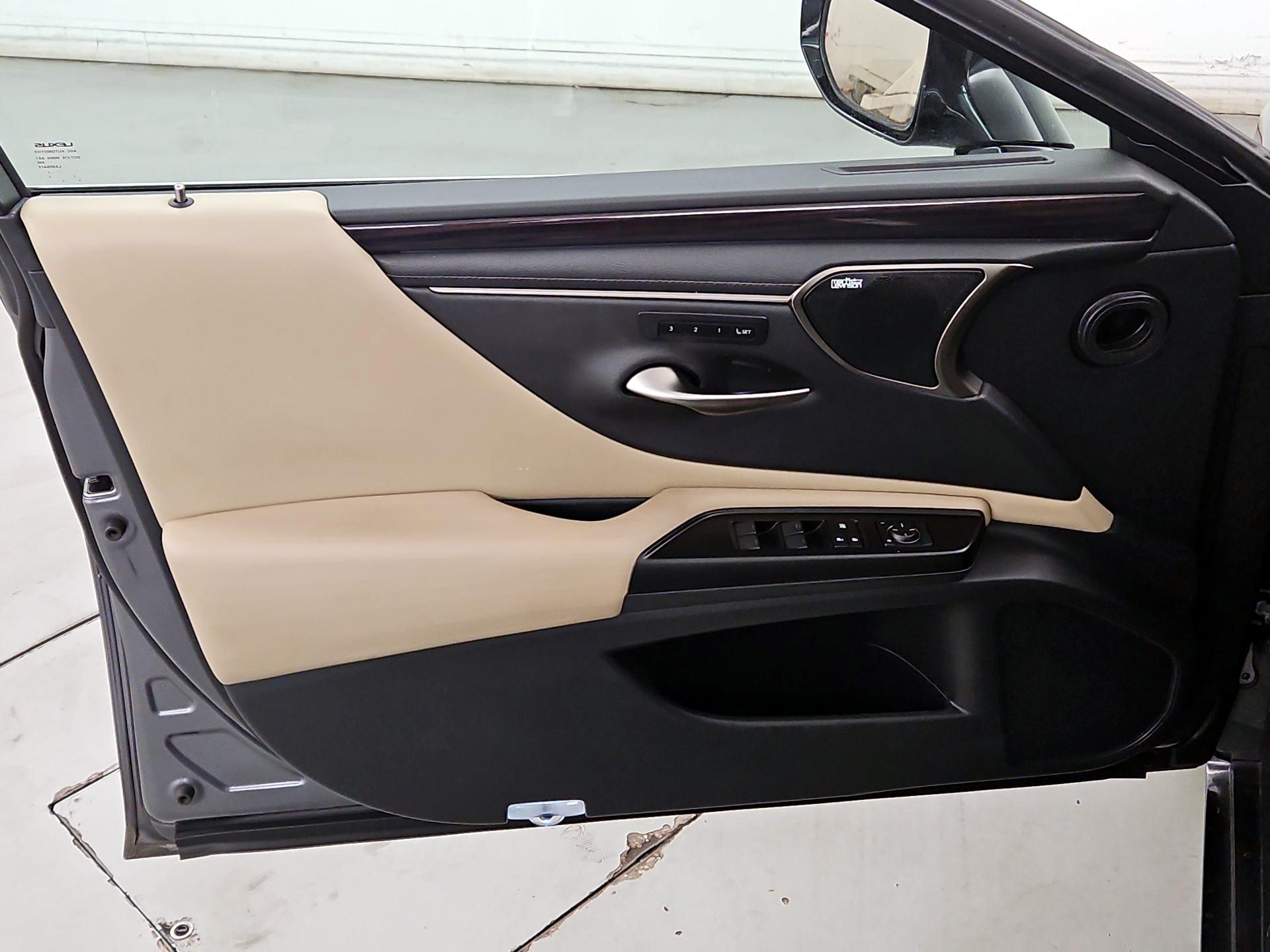 Thumbnail: 2019 Lexus ES - 12