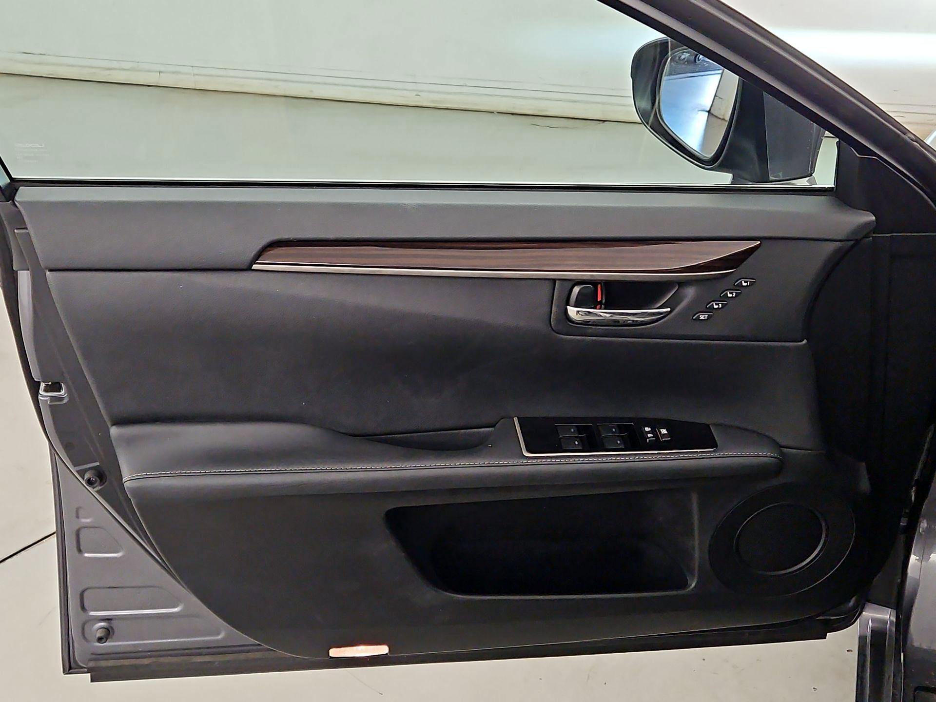 Thumbnail: 2016 Lexus ES - 12