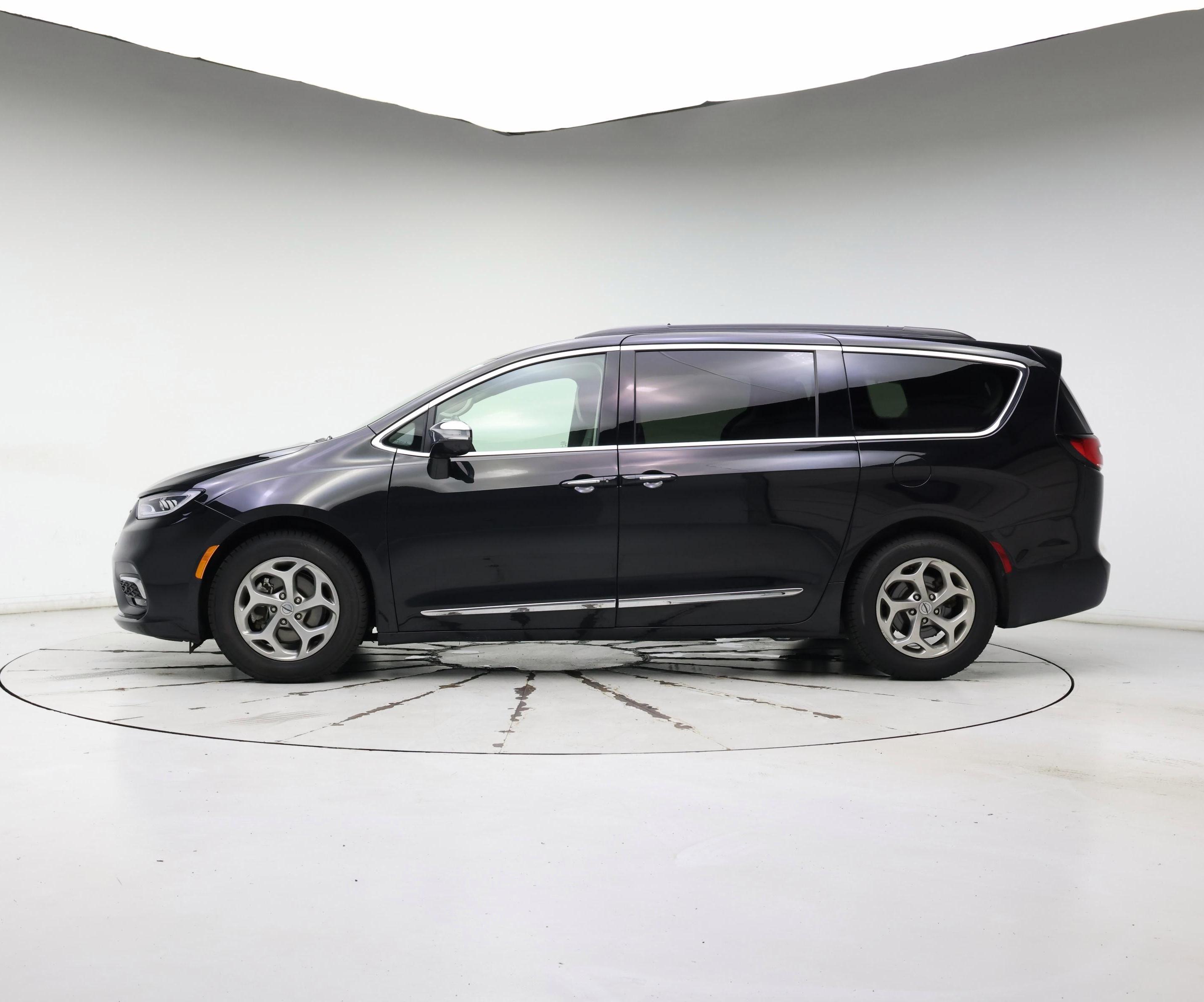Thumbnail: 2022 Chrysler Pacifica - 3