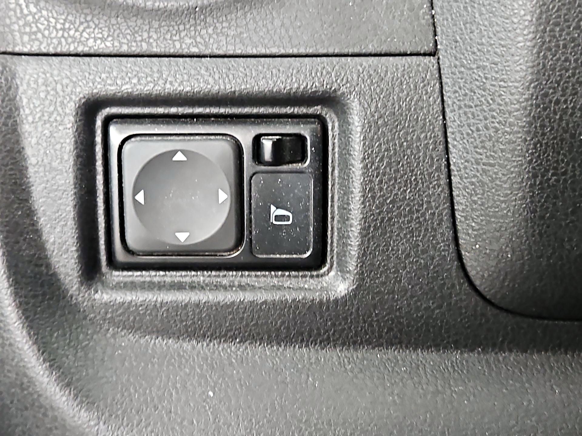 Thumbnail: 2014 Nissan Versa Note - 13