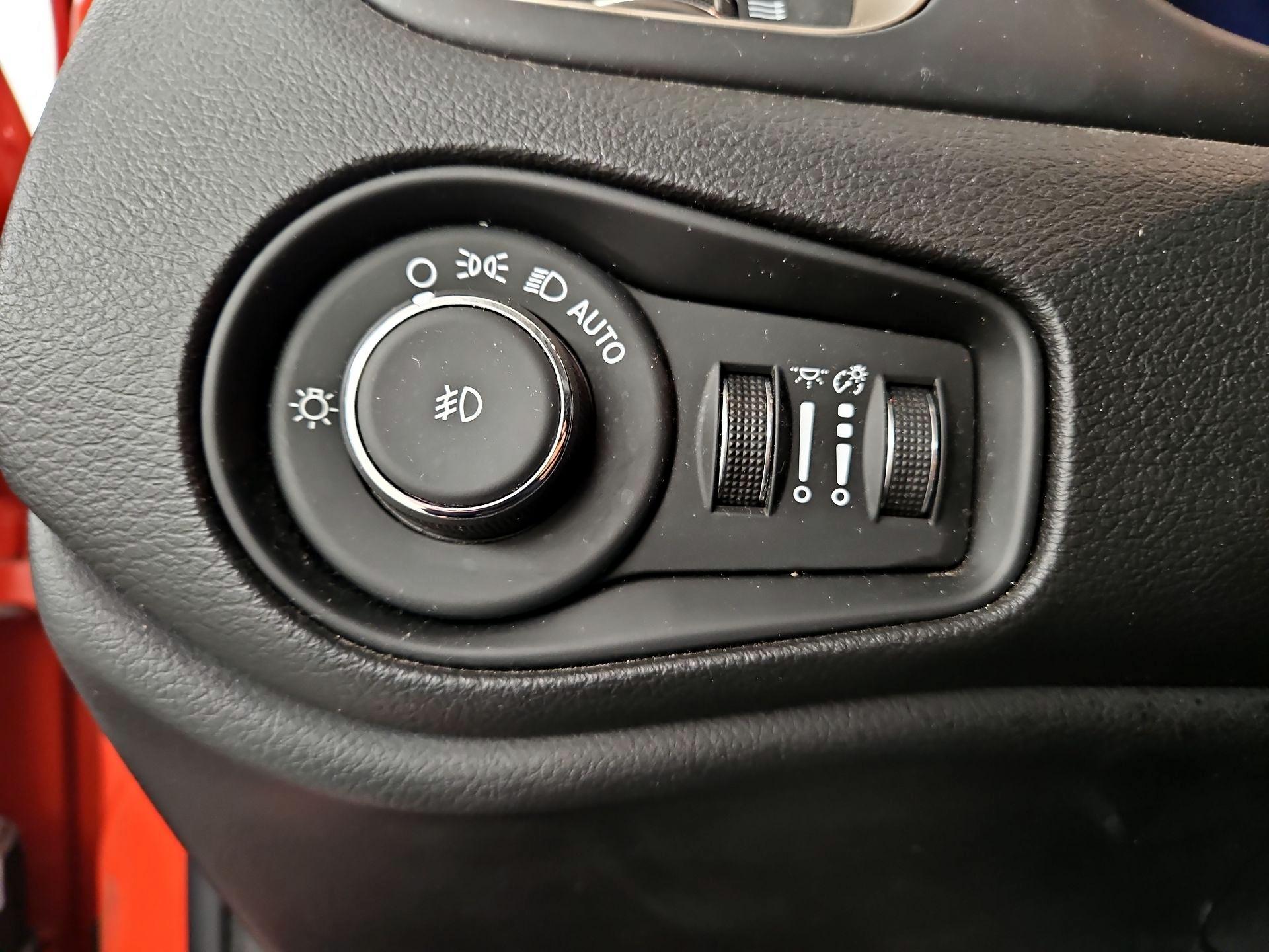 Thumbnail: 2016 Jeep Renegade - 13
