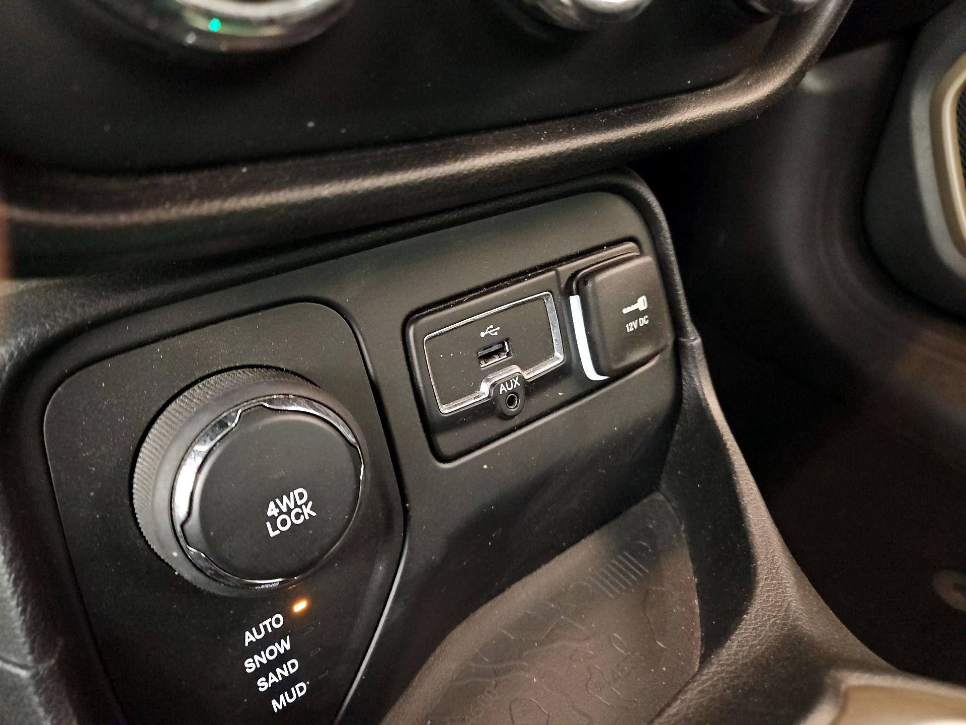 Thumbnail: 2016 Jeep Renegade - 18