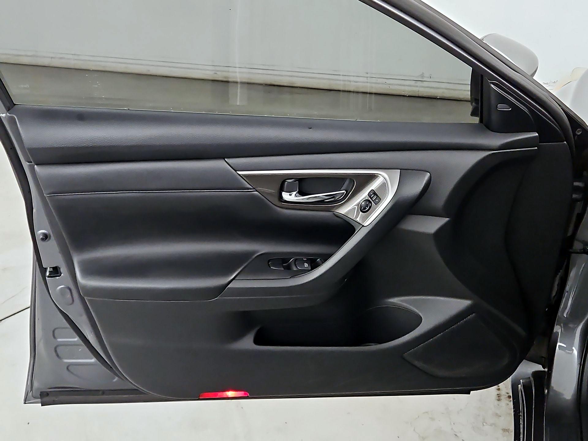 Thumbnail: 2015 Nissan Altima - 12
