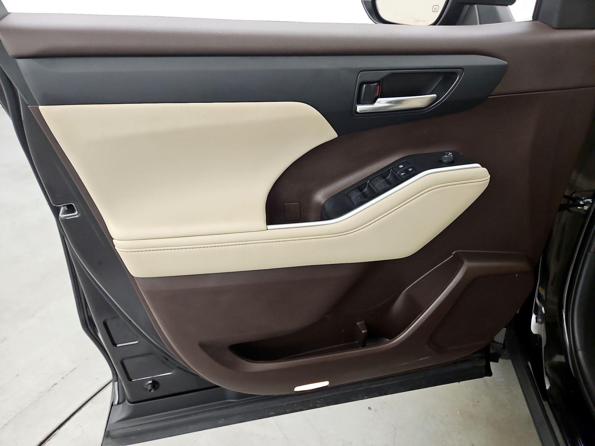 Thumbnail: 2021 Toyota Highlander - 12