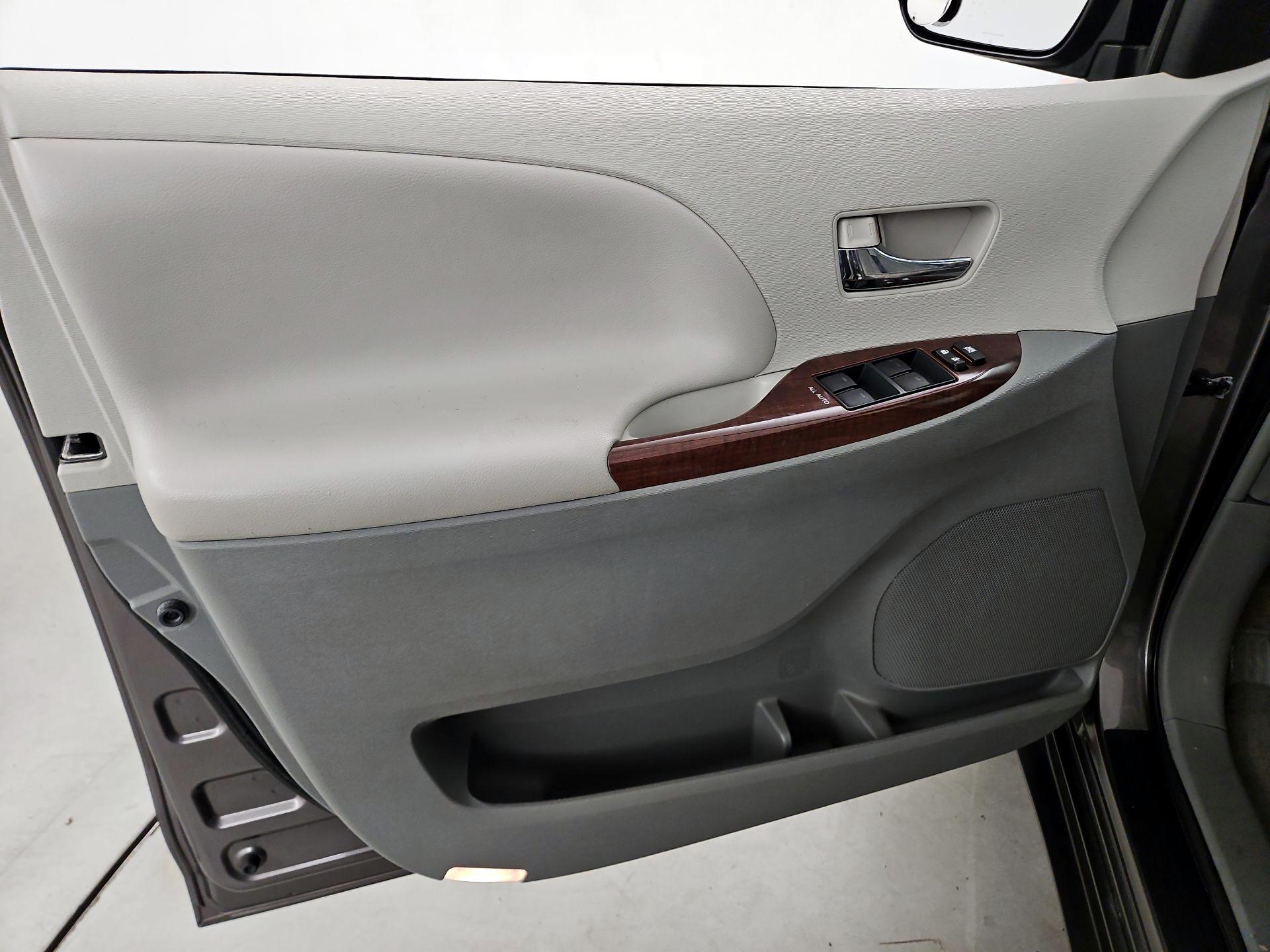 Thumbnail: 2014 Toyota Sienna - 12