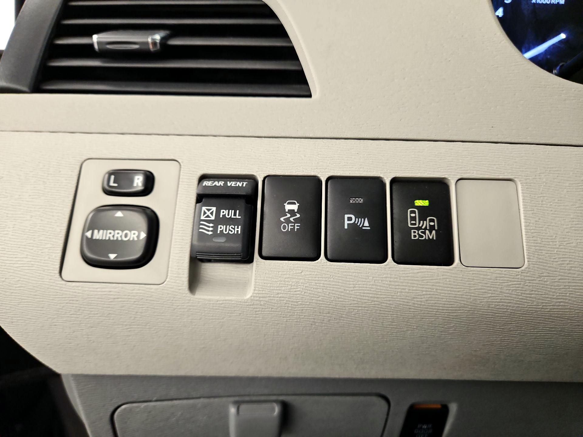 Thumbnail: 2014 Toyota Sienna - 13