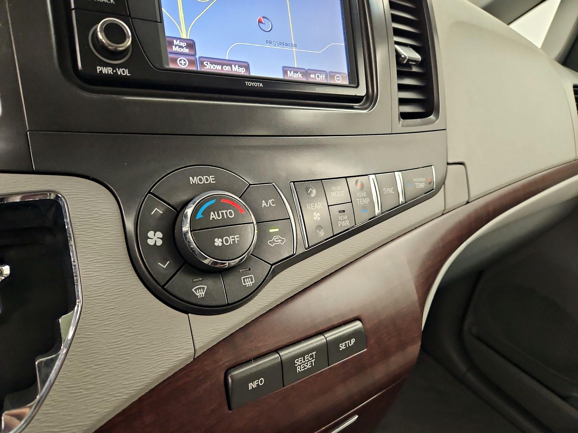 Thumbnail: 2014 Toyota Sienna - 17