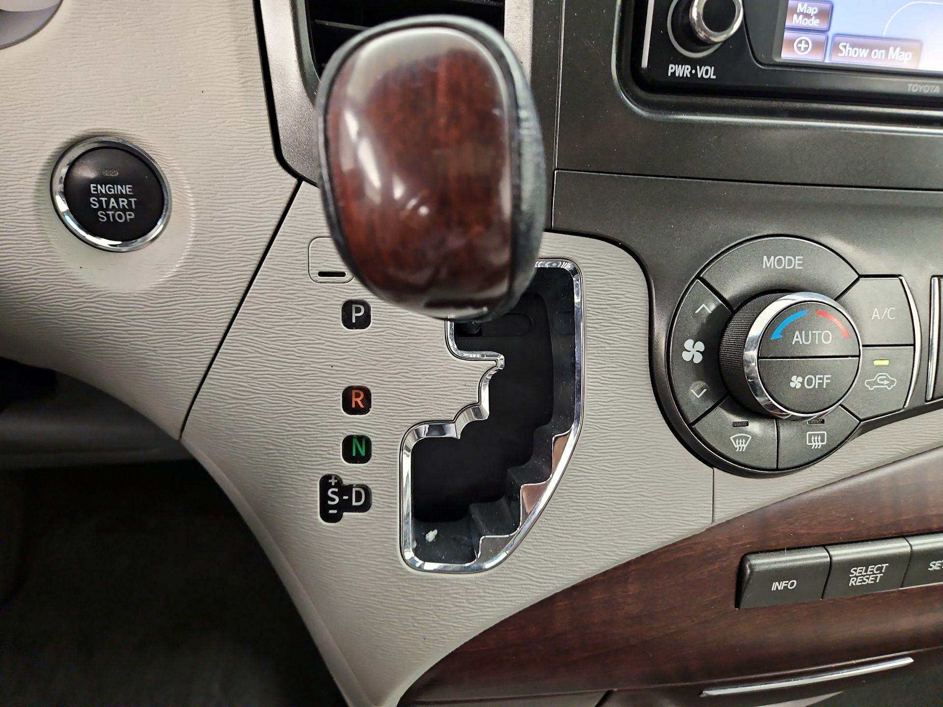 Thumbnail: 2014 Toyota Sienna - 18