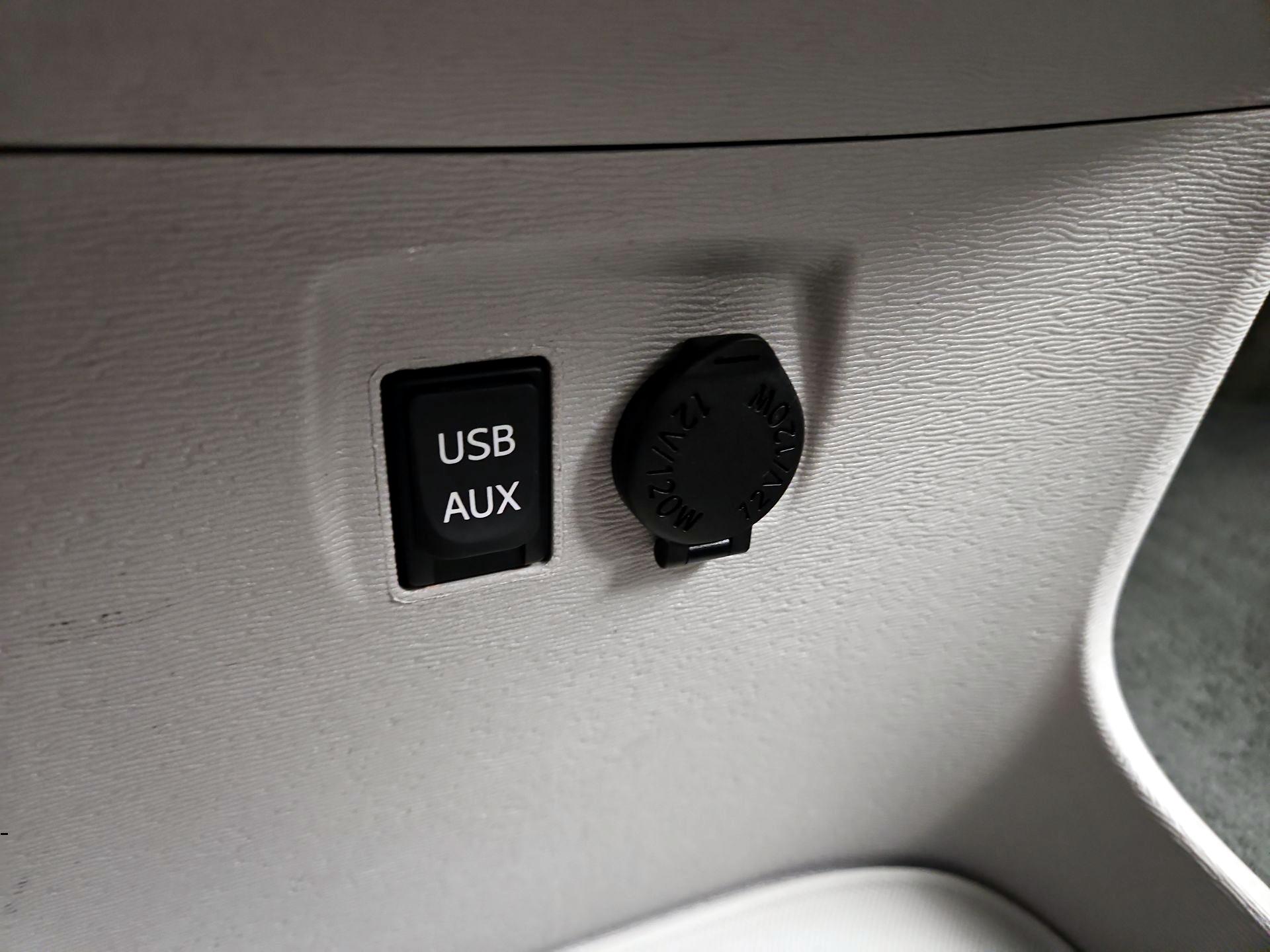 Thumbnail: 2014 Toyota Sienna - 19