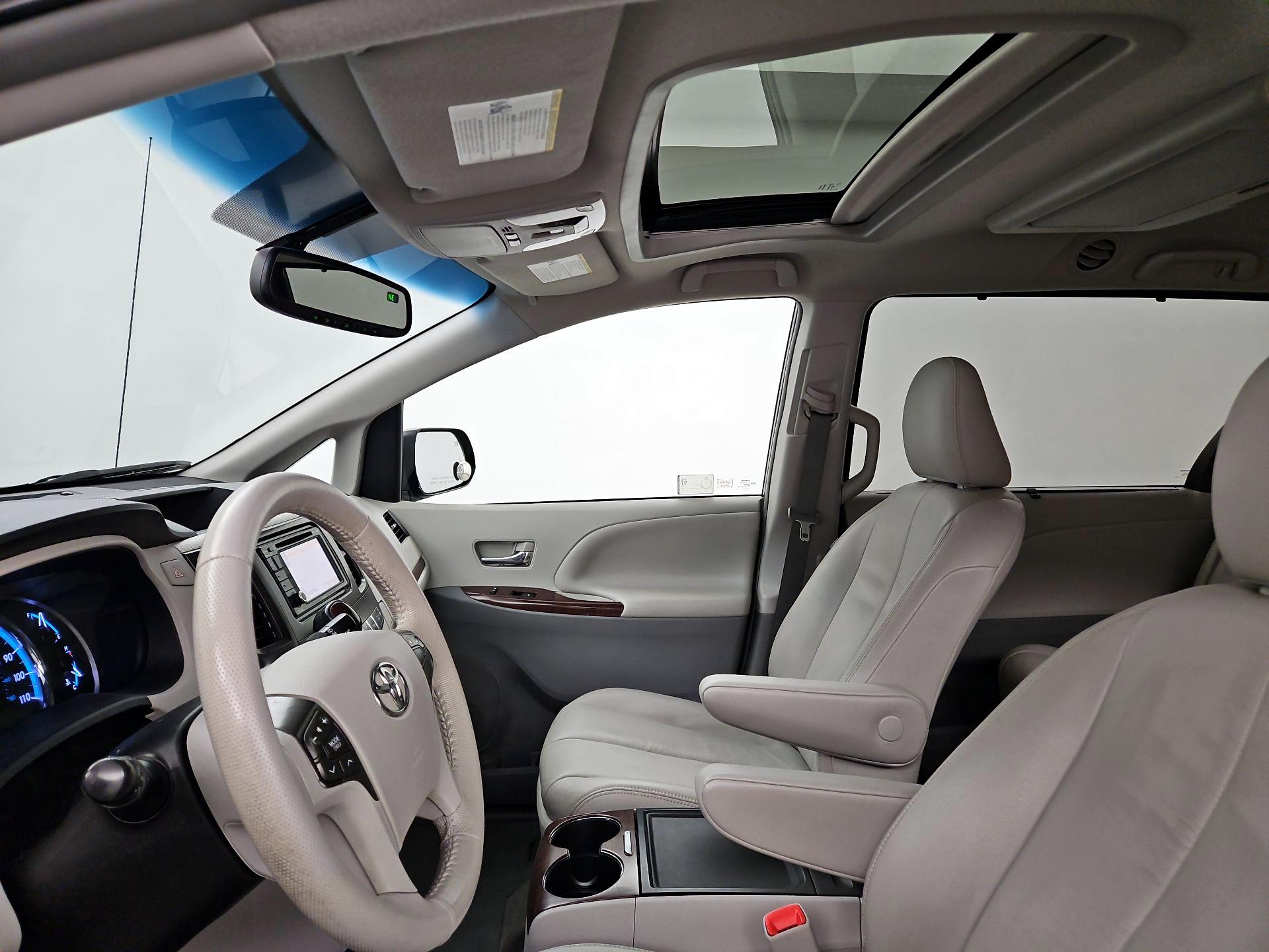 Thumbnail: 2014 Toyota Sienna - 20