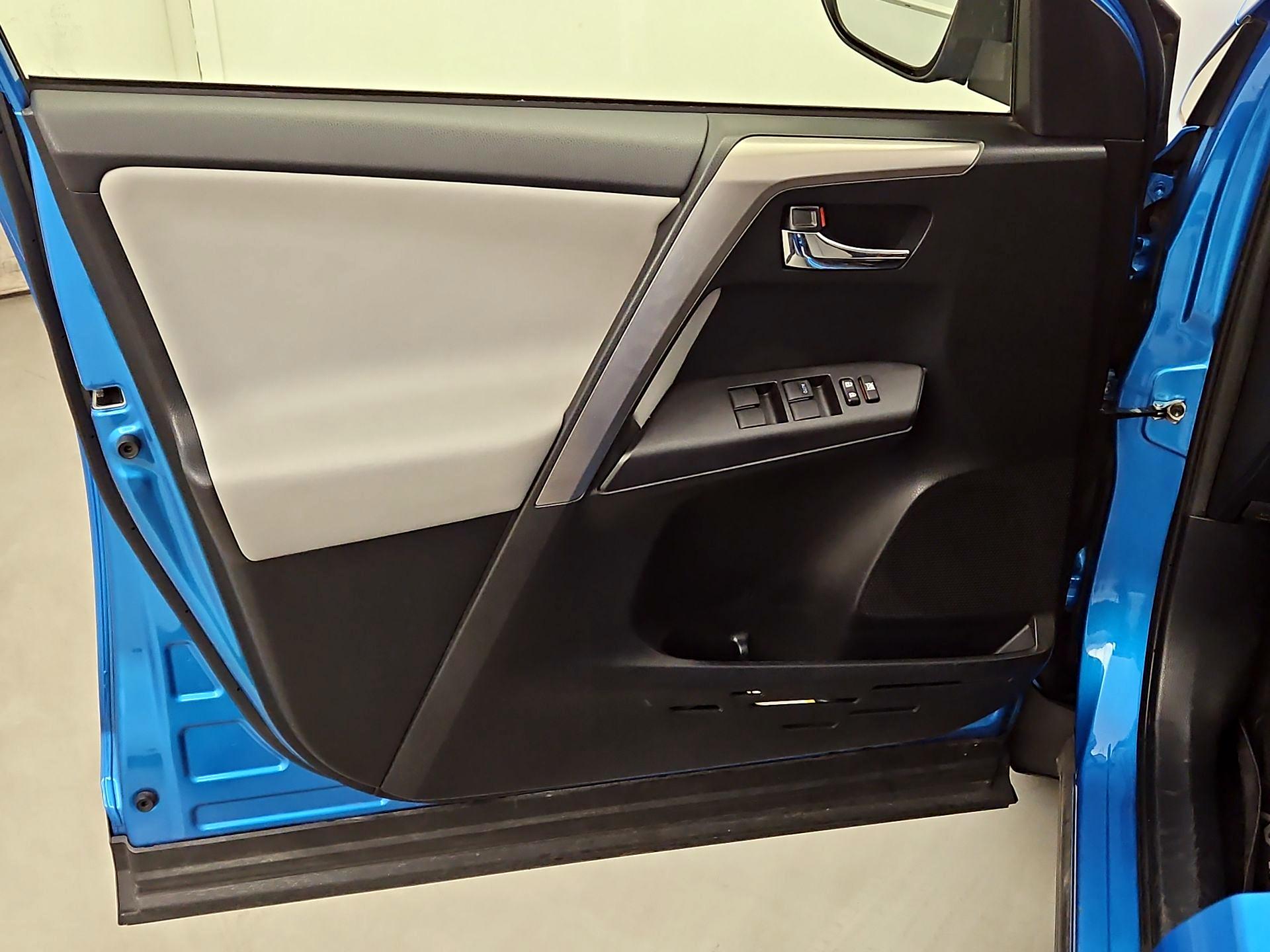 Thumbnail: 2018 Toyota RAV4 - 12