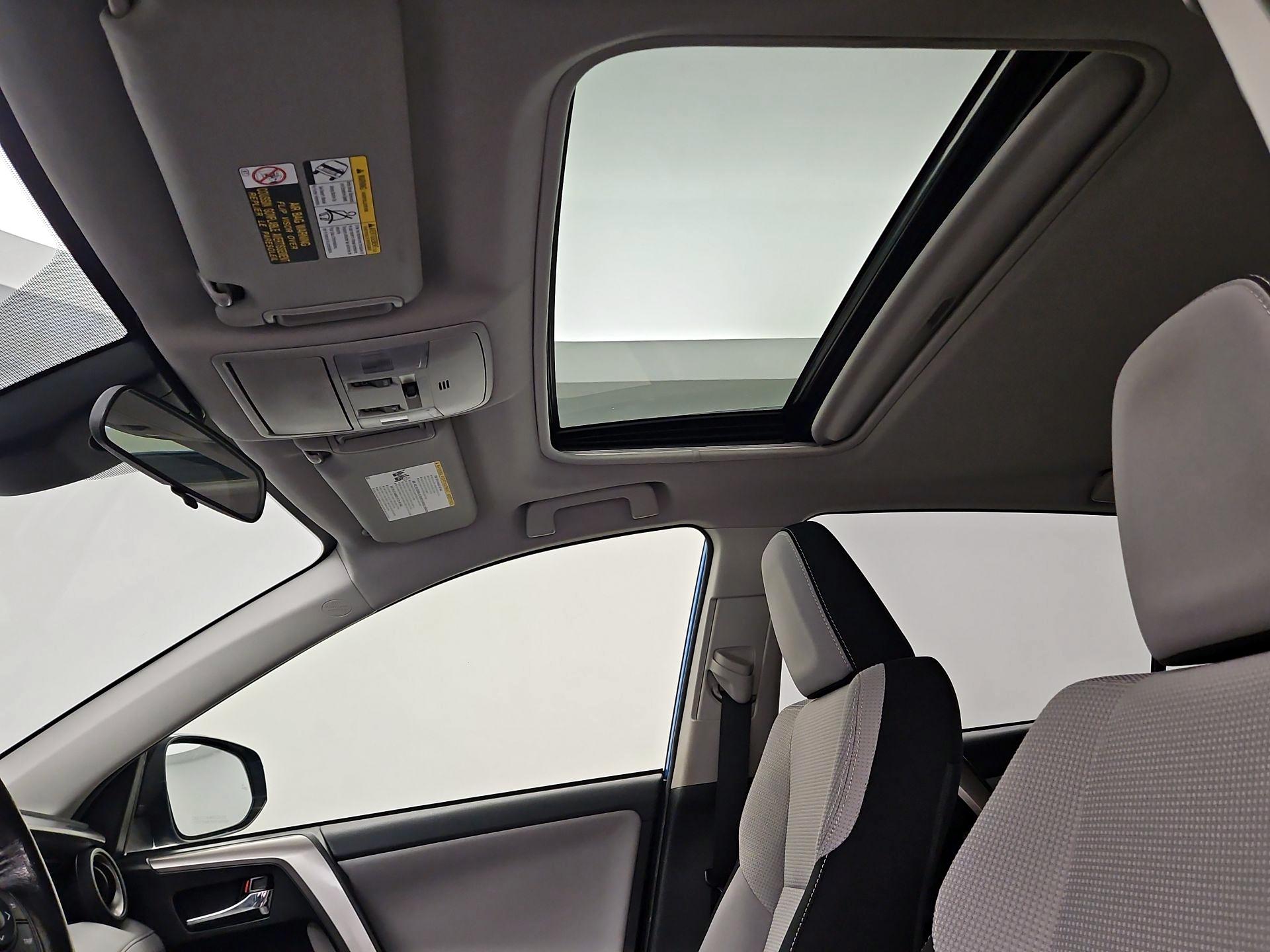Thumbnail: 2018 Toyota RAV4 - 19
