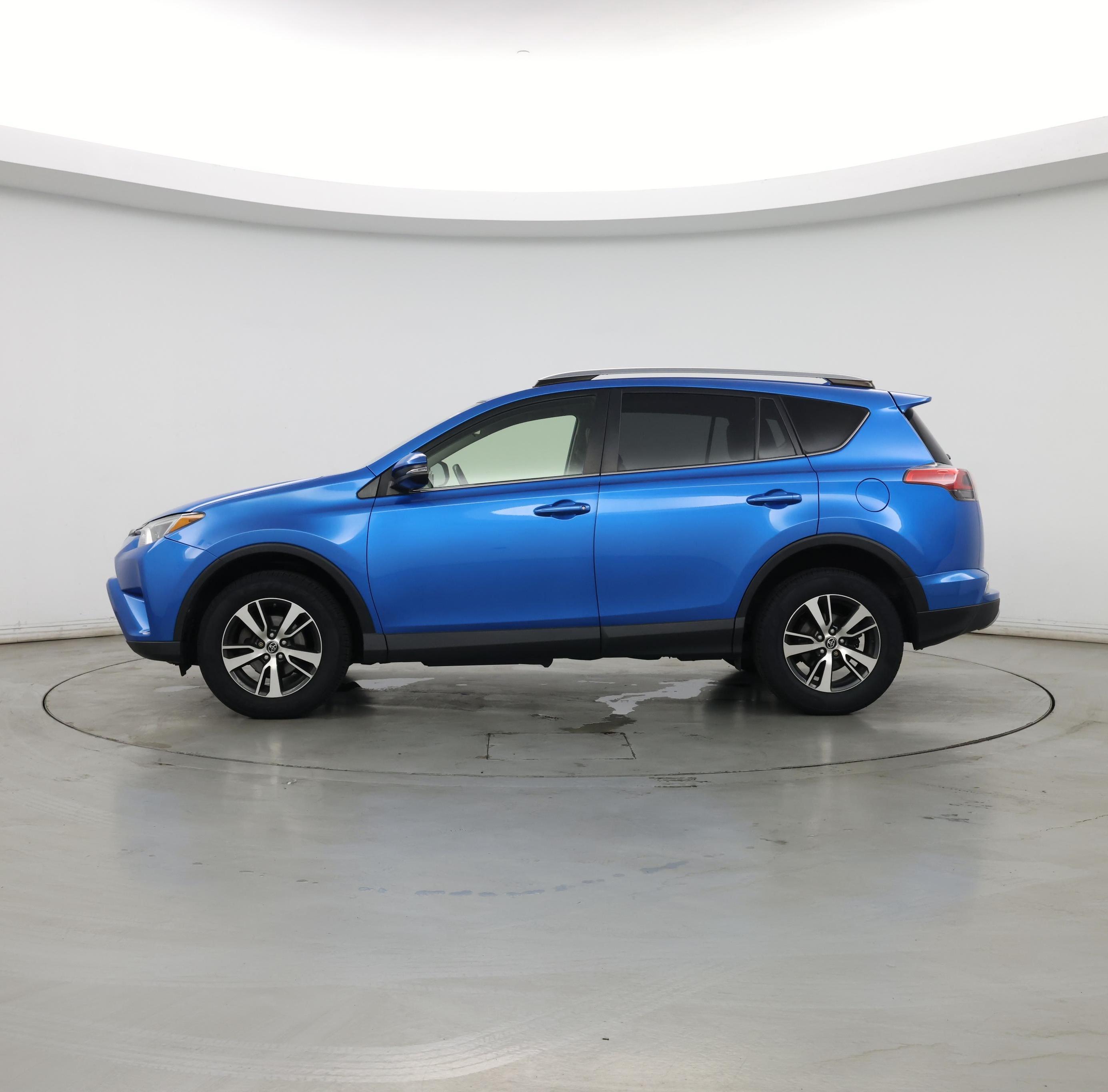 Thumbnail: 2018 Toyota RAV4 - 3