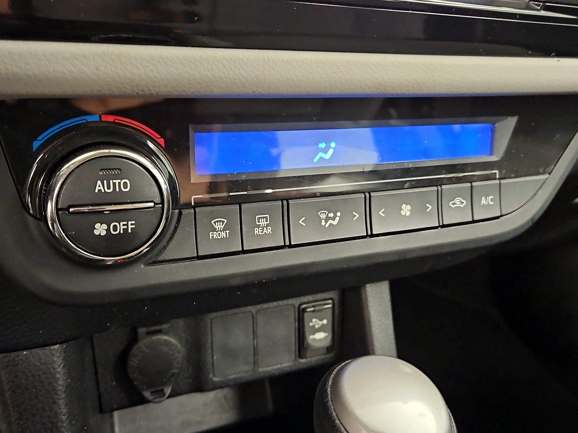 Thumbnail: 2015 Toyota Corolla - 16