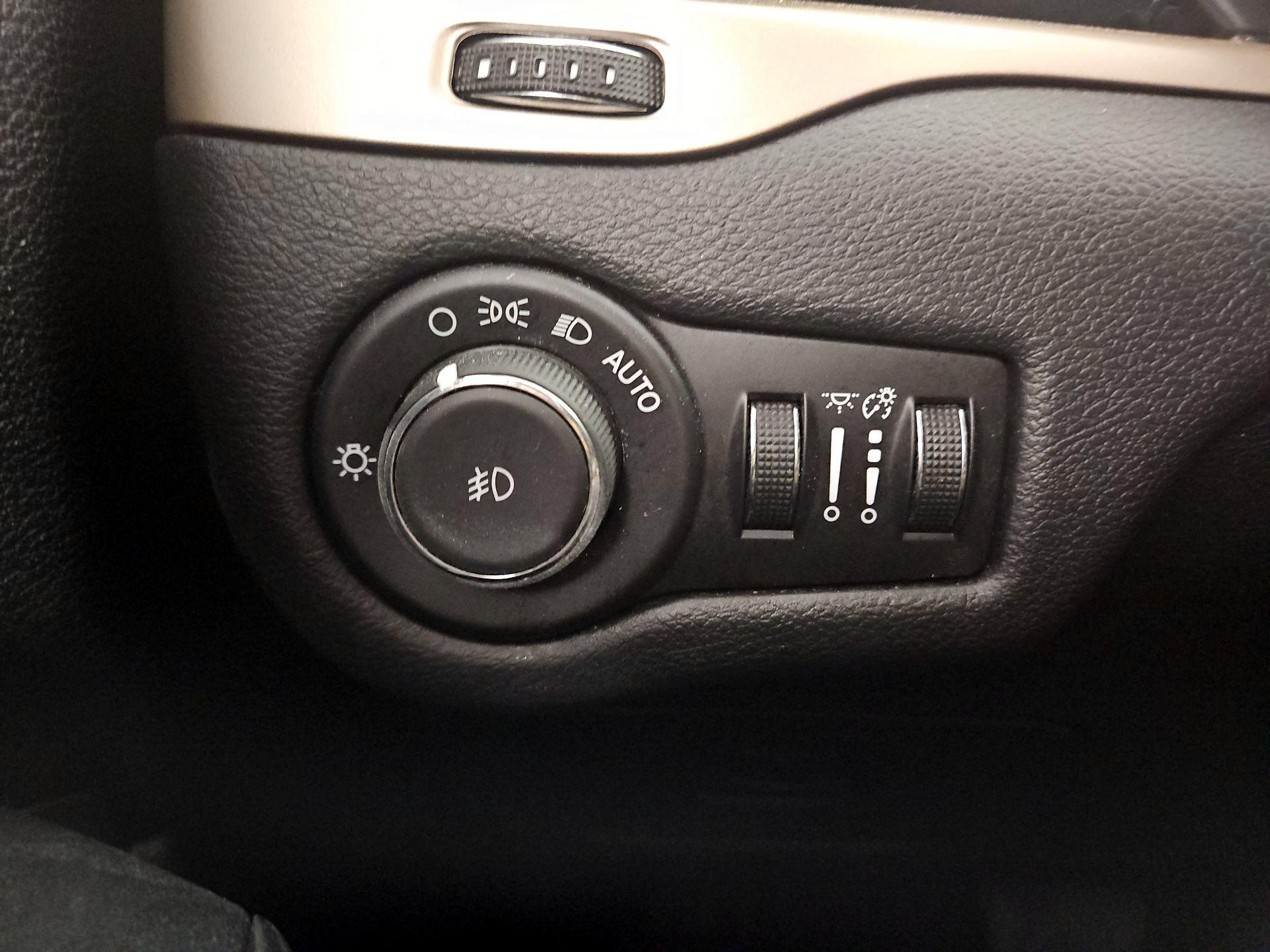 Thumbnail: 2017 Jeep Cherokee - 13