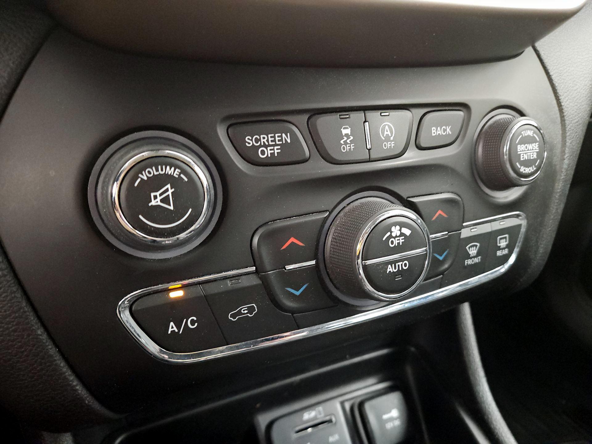 Thumbnail: 2017 Jeep Cherokee - 17