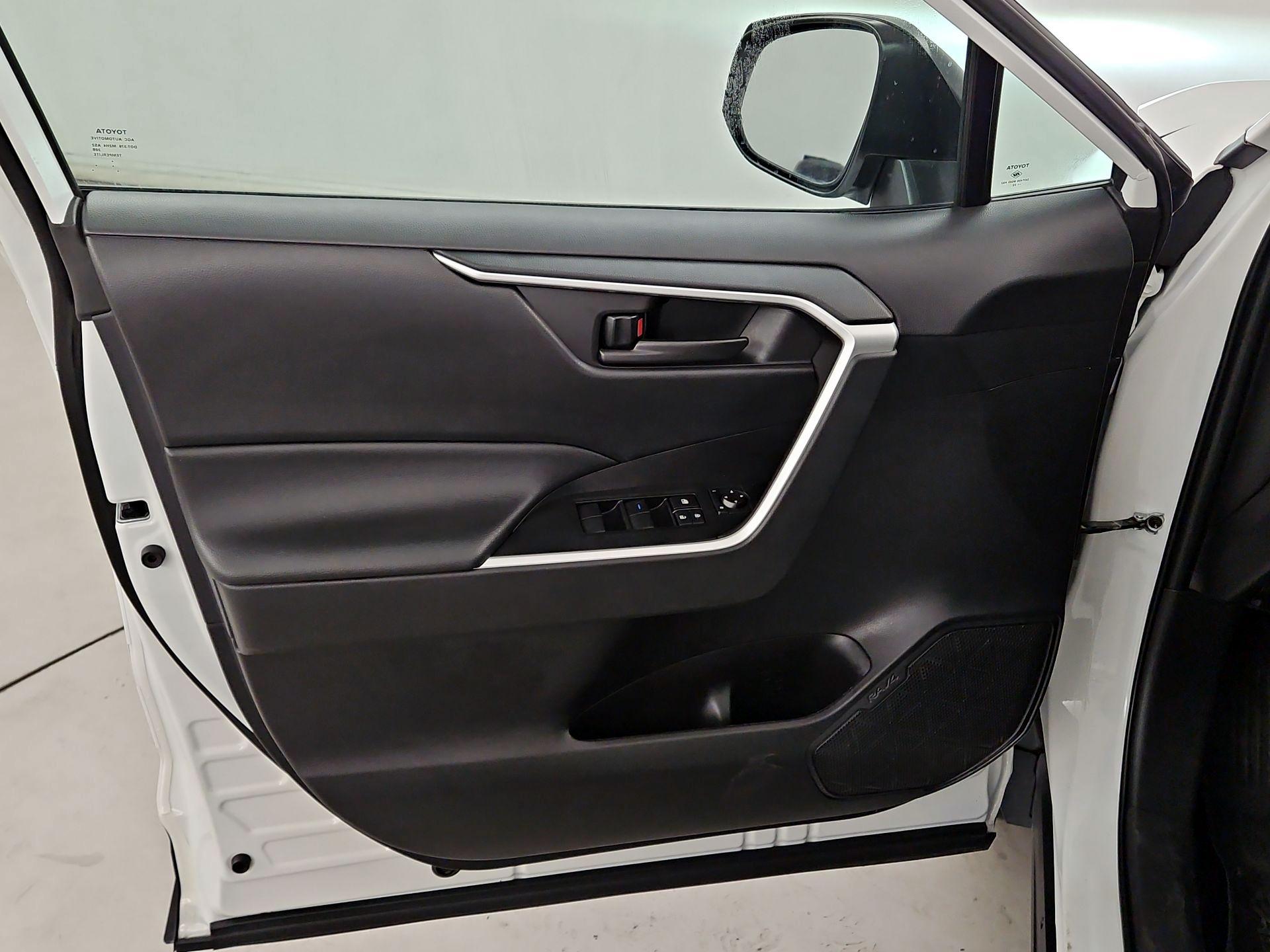 Thumbnail: 2022 Toyota RAV4 - 12