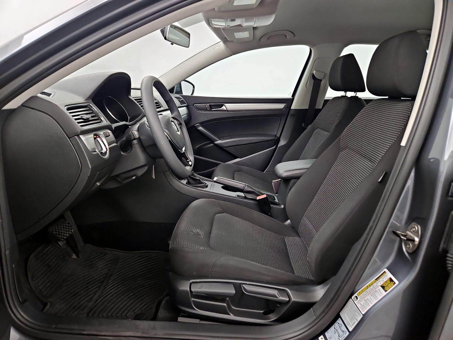 Thumbnail: 2017 Volkswagen Passat - 11