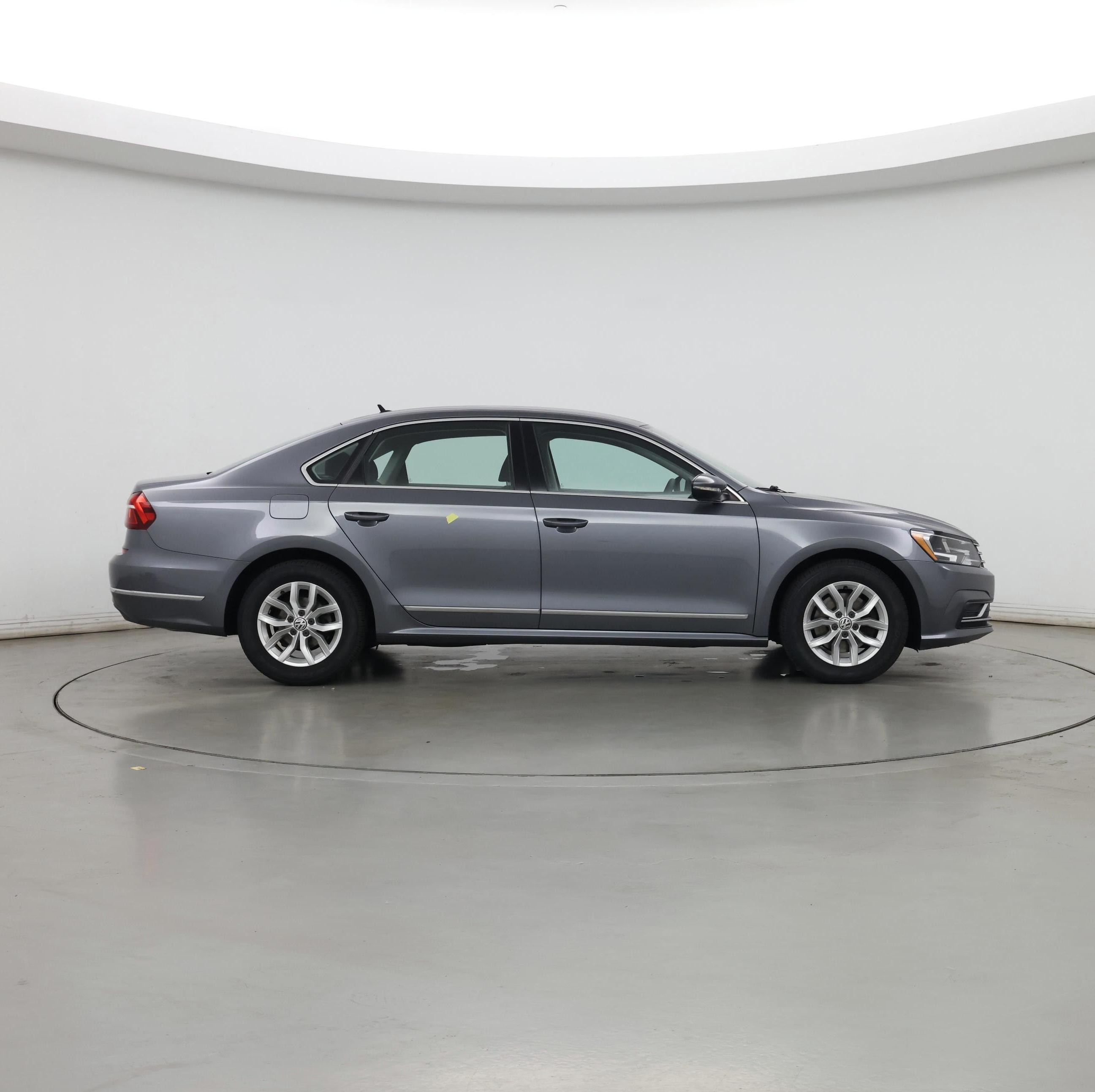 Thumbnail: 2017 Volkswagen Passat - 7