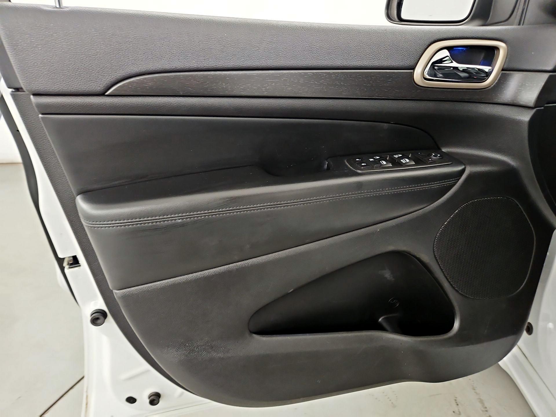 Thumbnail: 2015 Jeep Grand Cherokee - 12