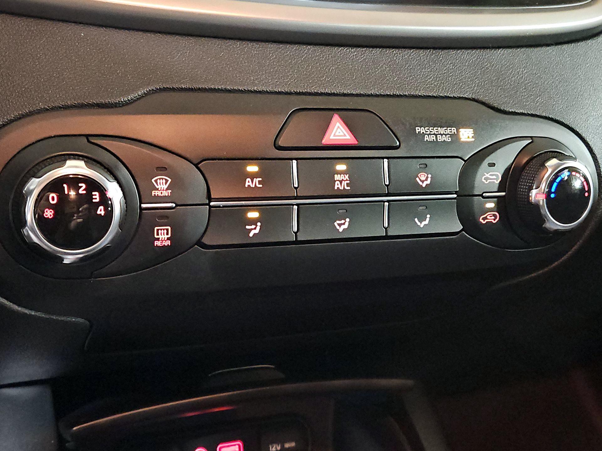 Thumbnail: 2019 Kia Sorento - 16