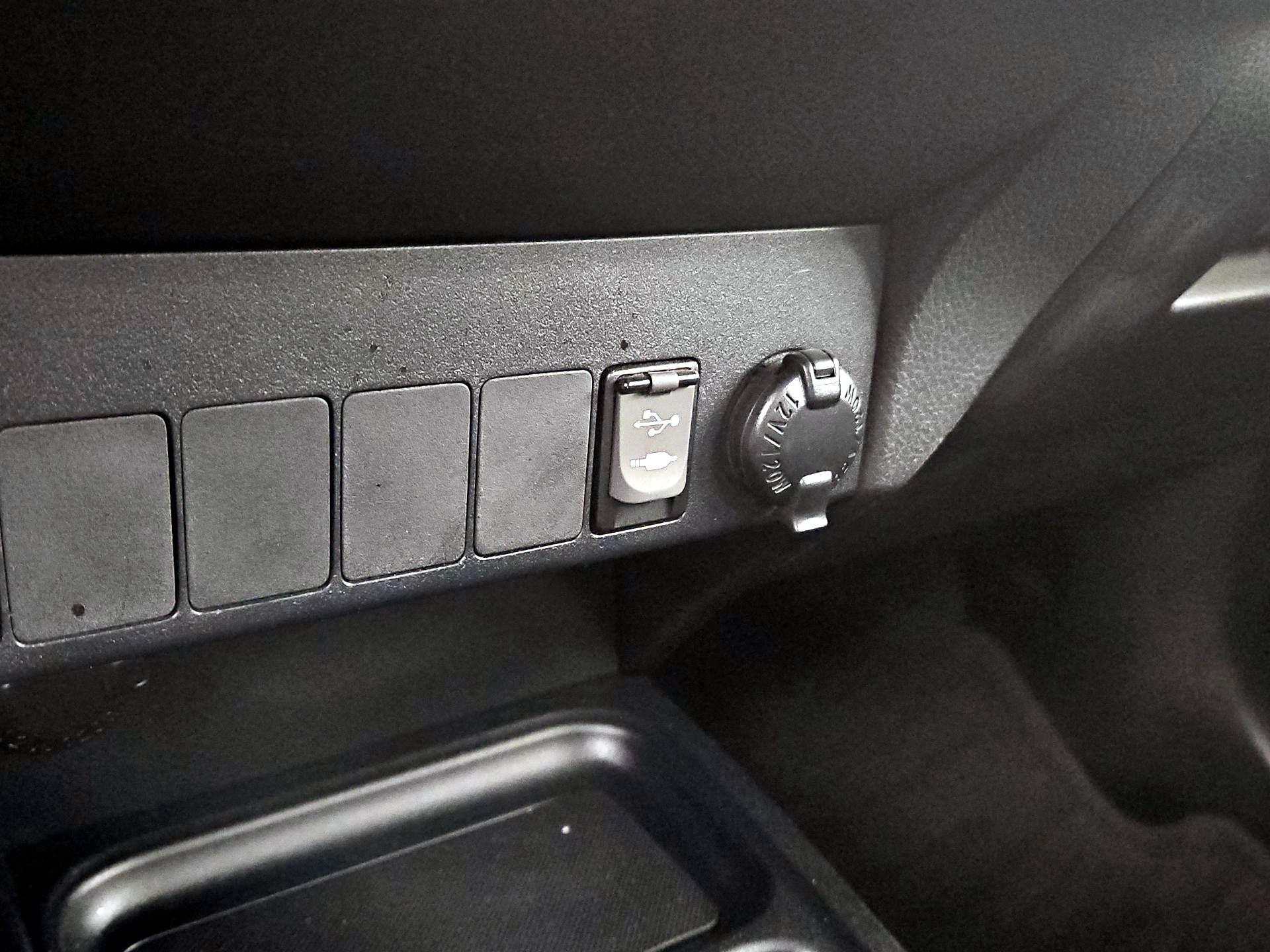 Thumbnail: 2018 Toyota RAV4 - 16