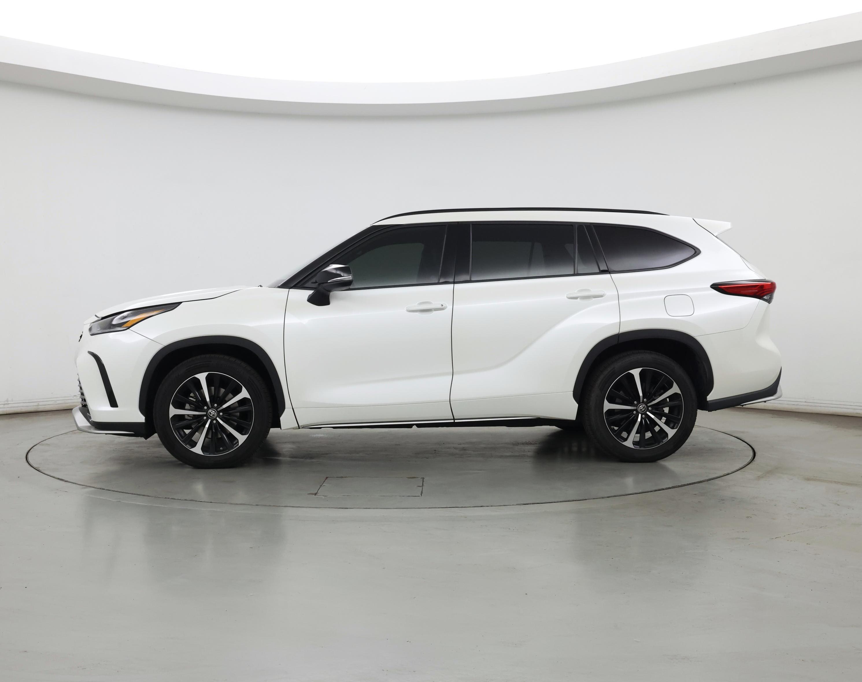 Thumbnail: 2021 Toyota Highlander - 3