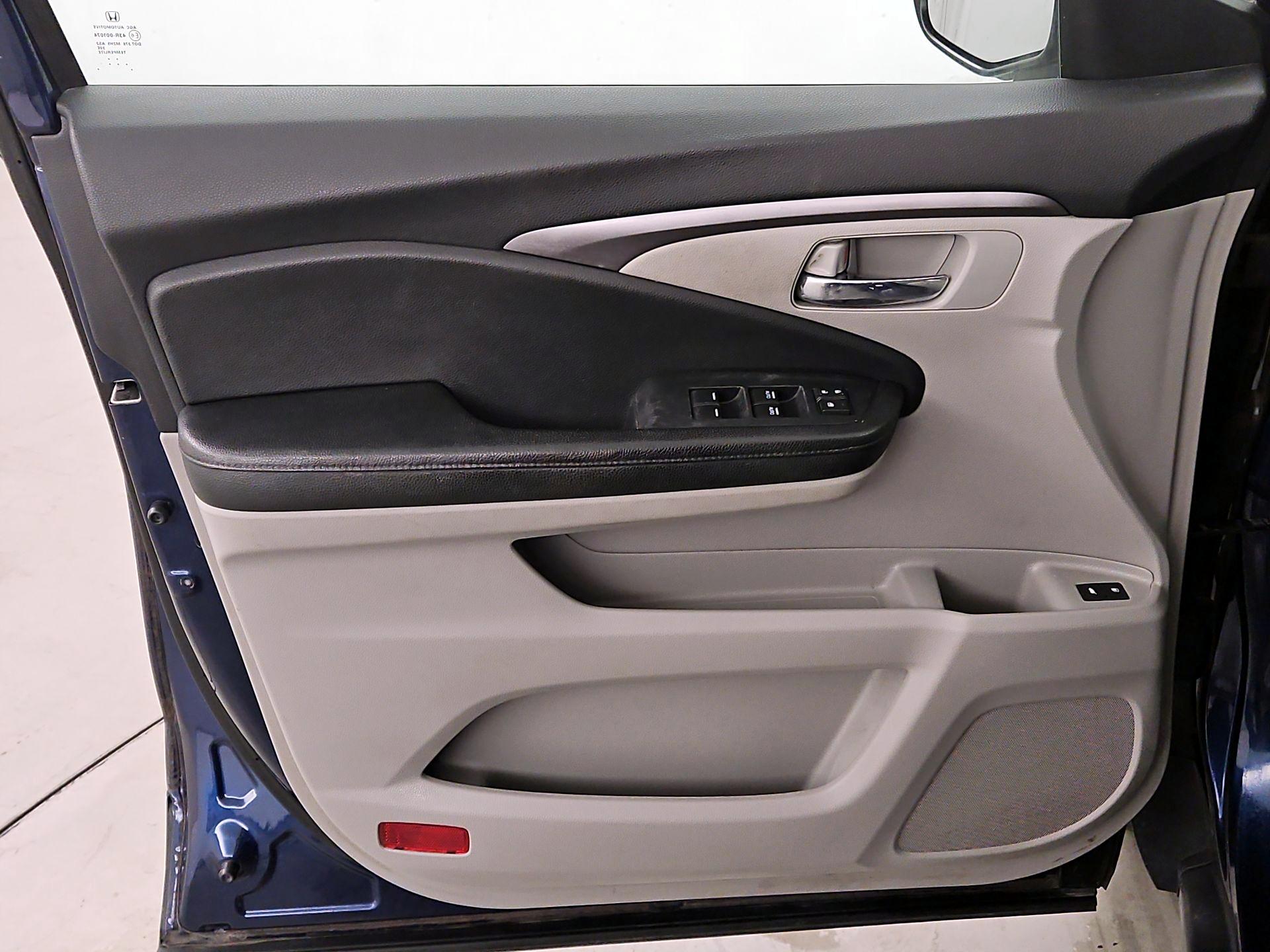 Thumbnail: 2016 Honda Pilot - 12