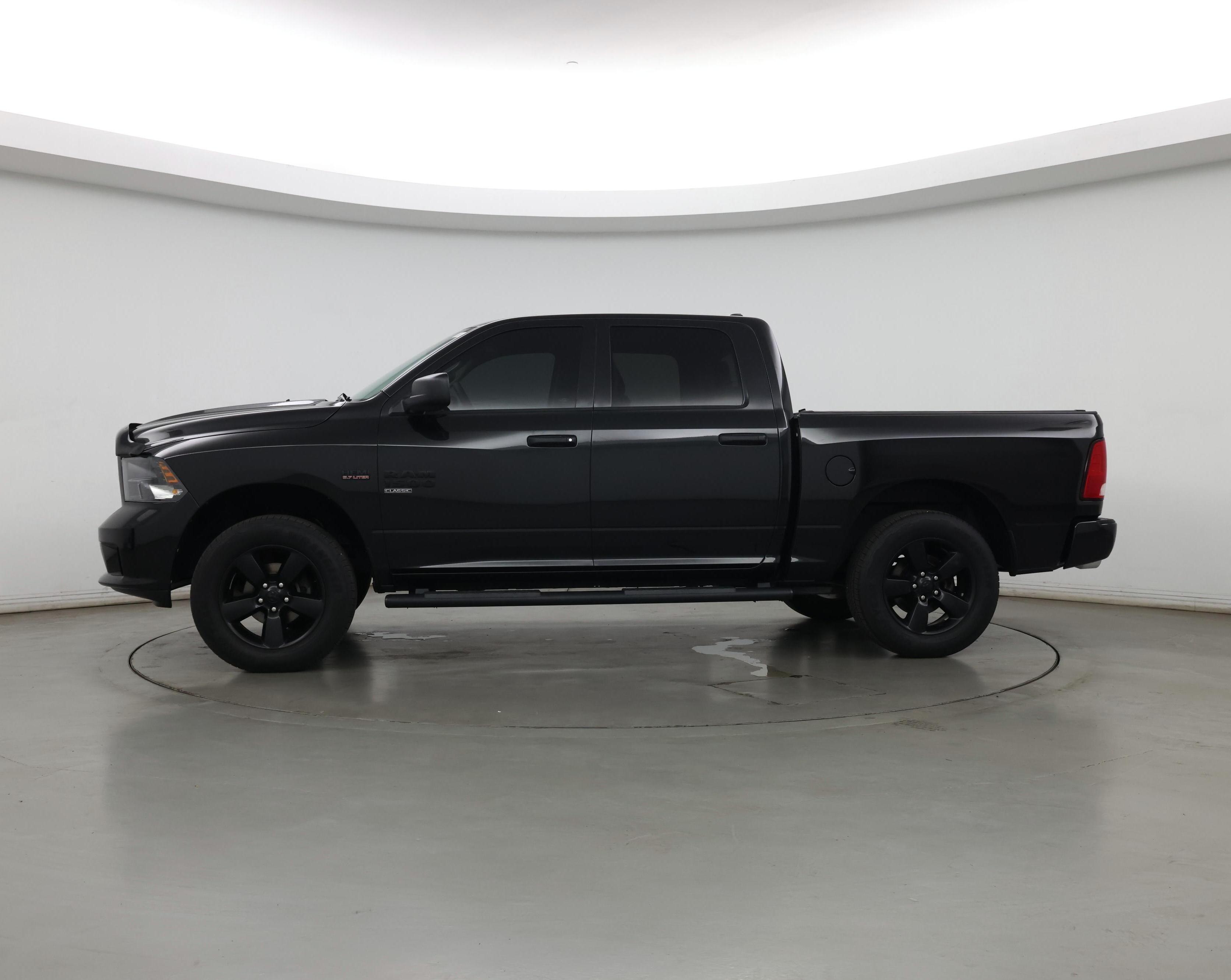 Thumbnail: 2019 RAM 1500 Classic - 3