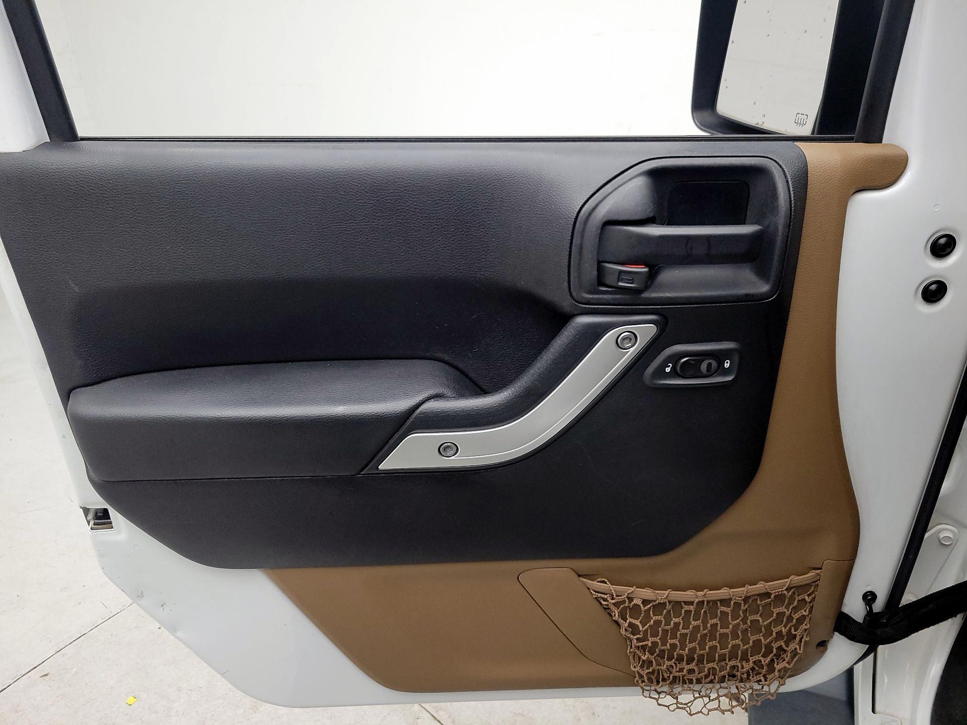 Thumbnail: 2015 Jeep Wrangler - 12