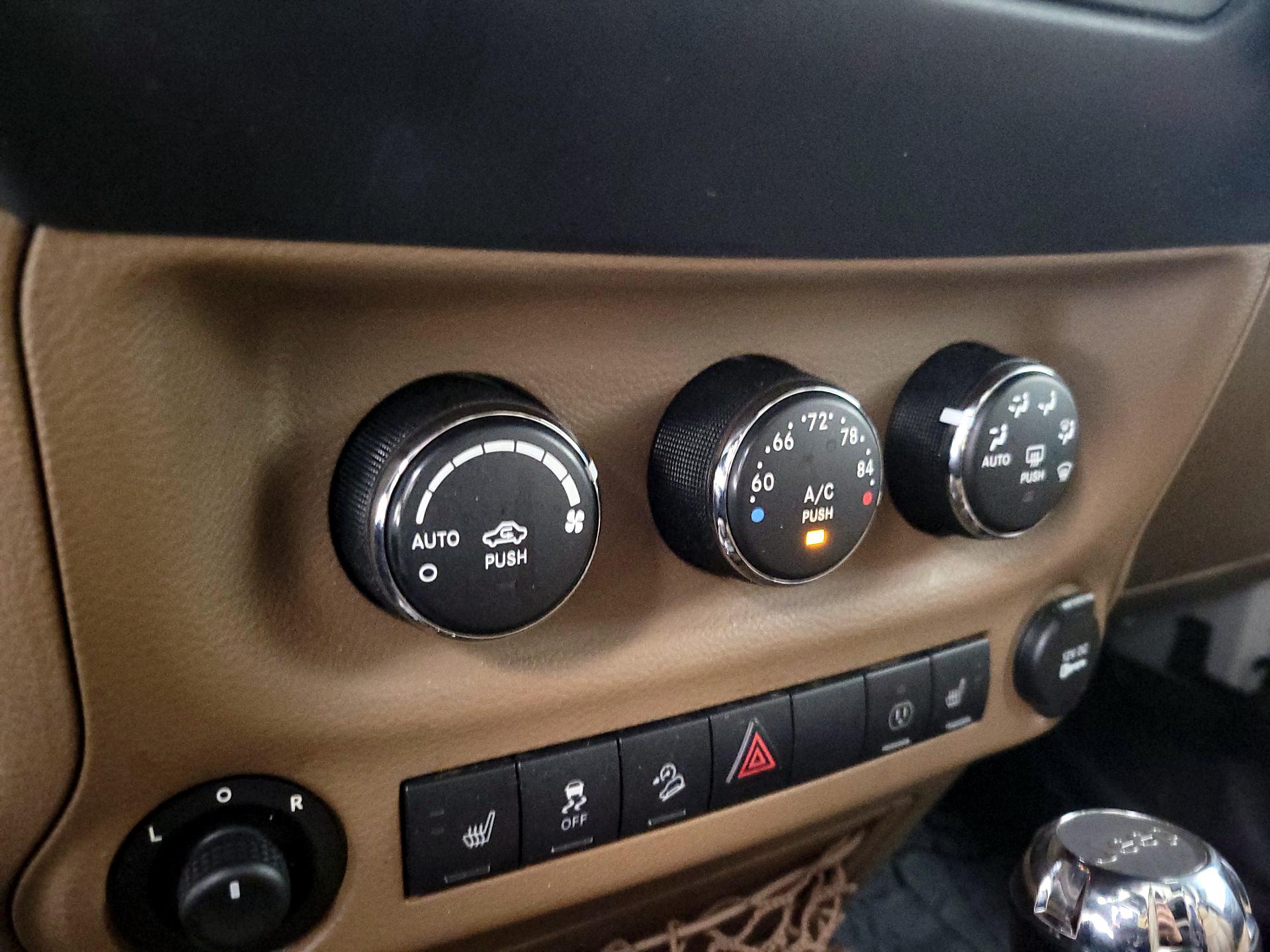 Thumbnail: 2015 Jeep Wrangler - 14