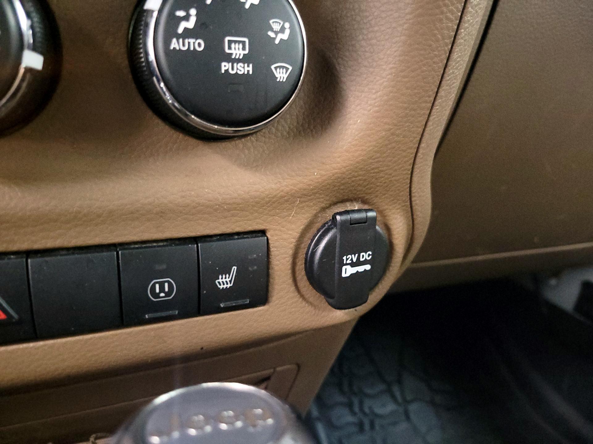 Thumbnail: 2015 Jeep Wrangler - 16