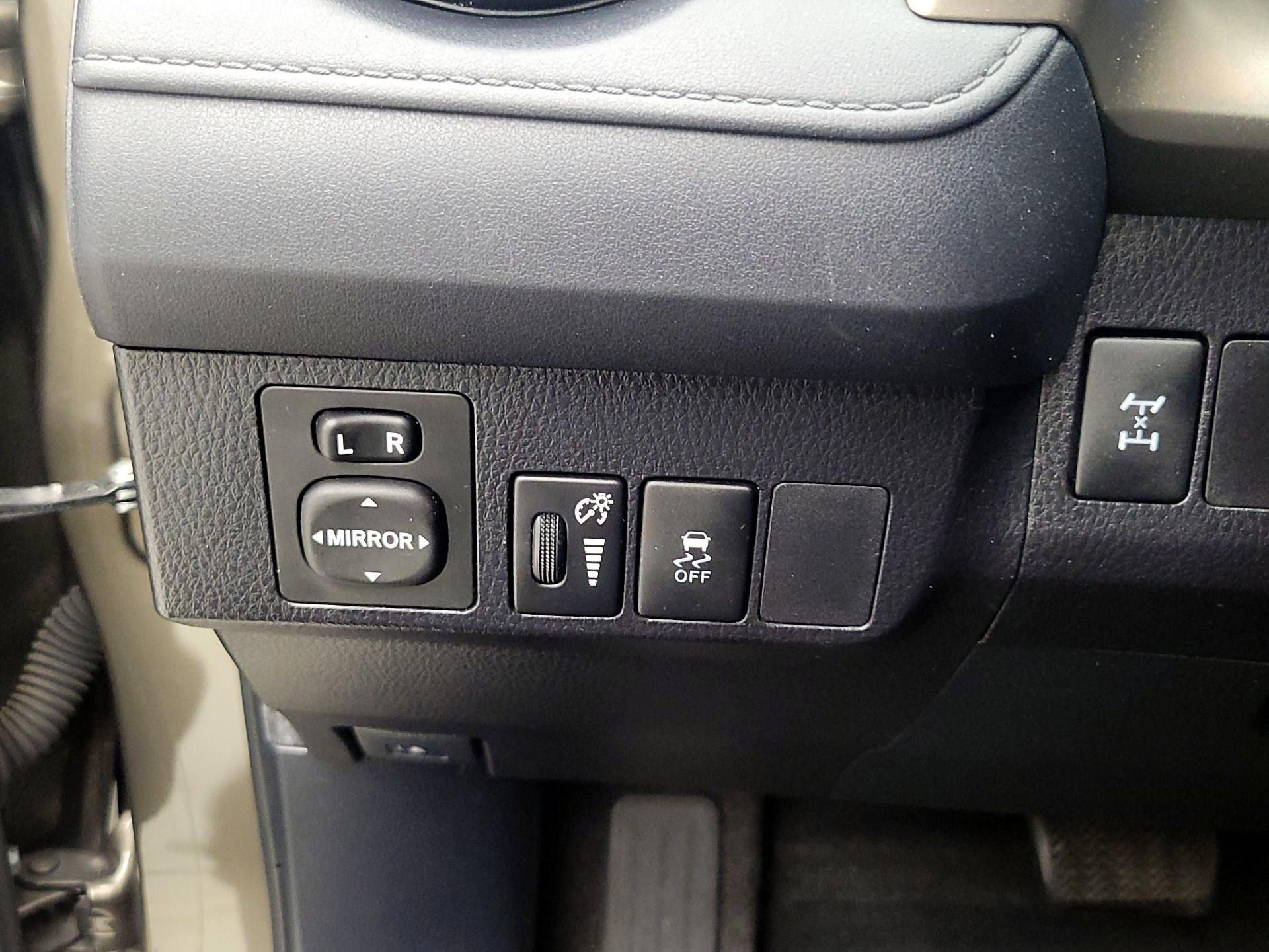 Thumbnail: 2015 Toyota RAV4 - 13