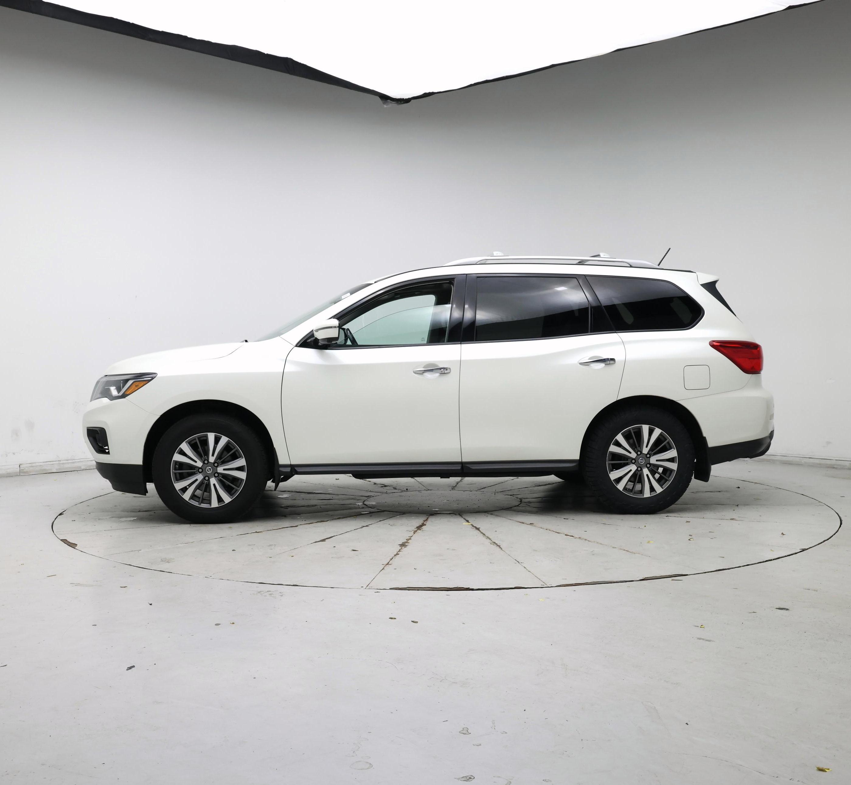 Thumbnail: 2017 Nissan Pathfinder - 3