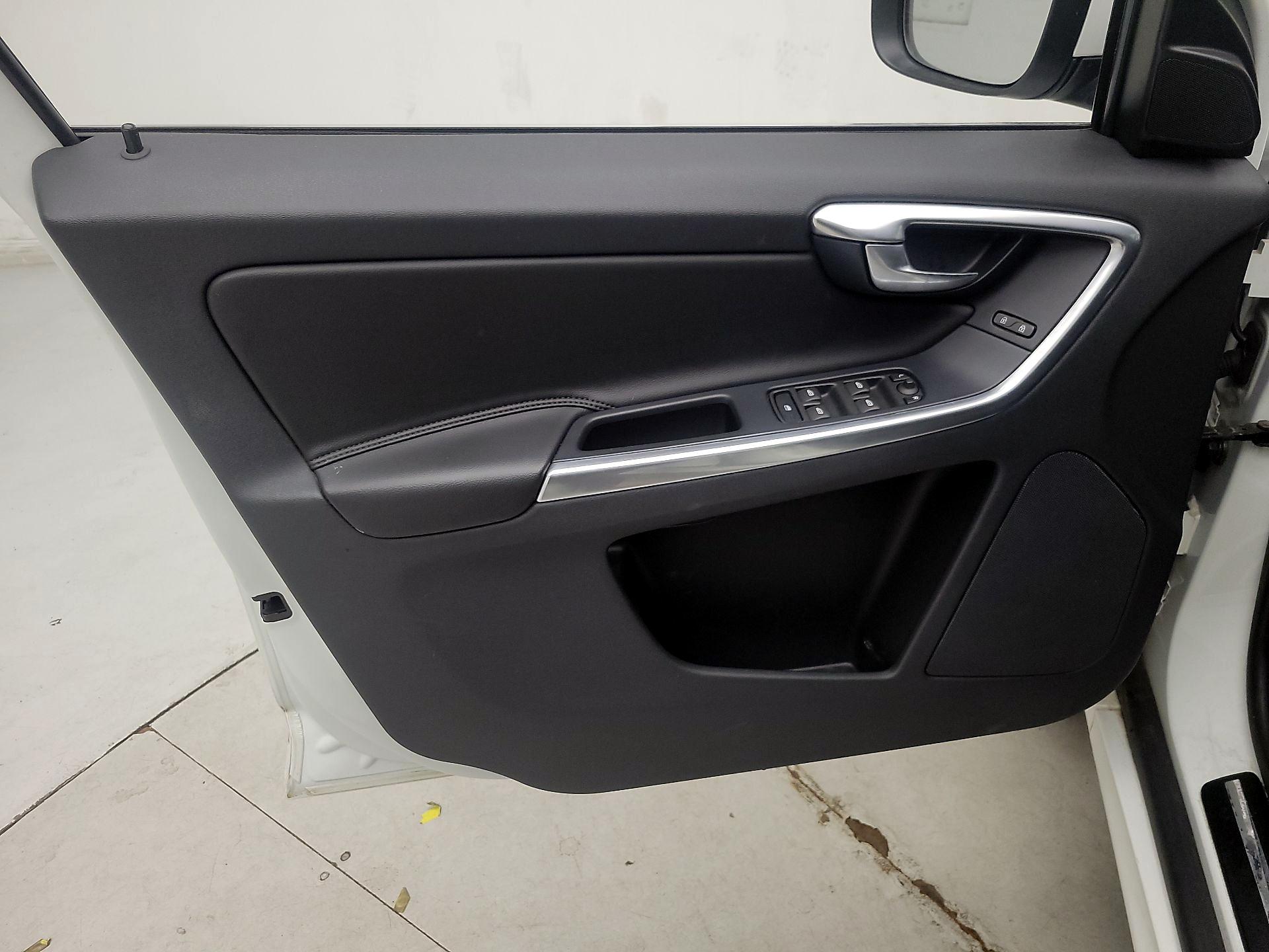 Thumbnail: 2016 Volvo XC60 - 12