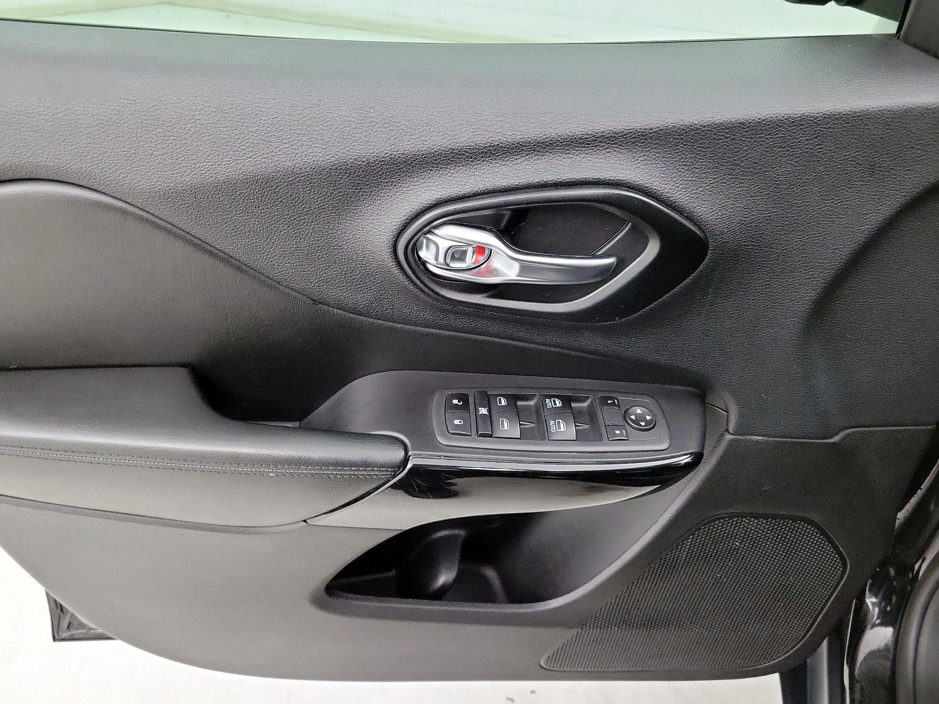 Thumbnail: 2020 Jeep Cherokee - 10